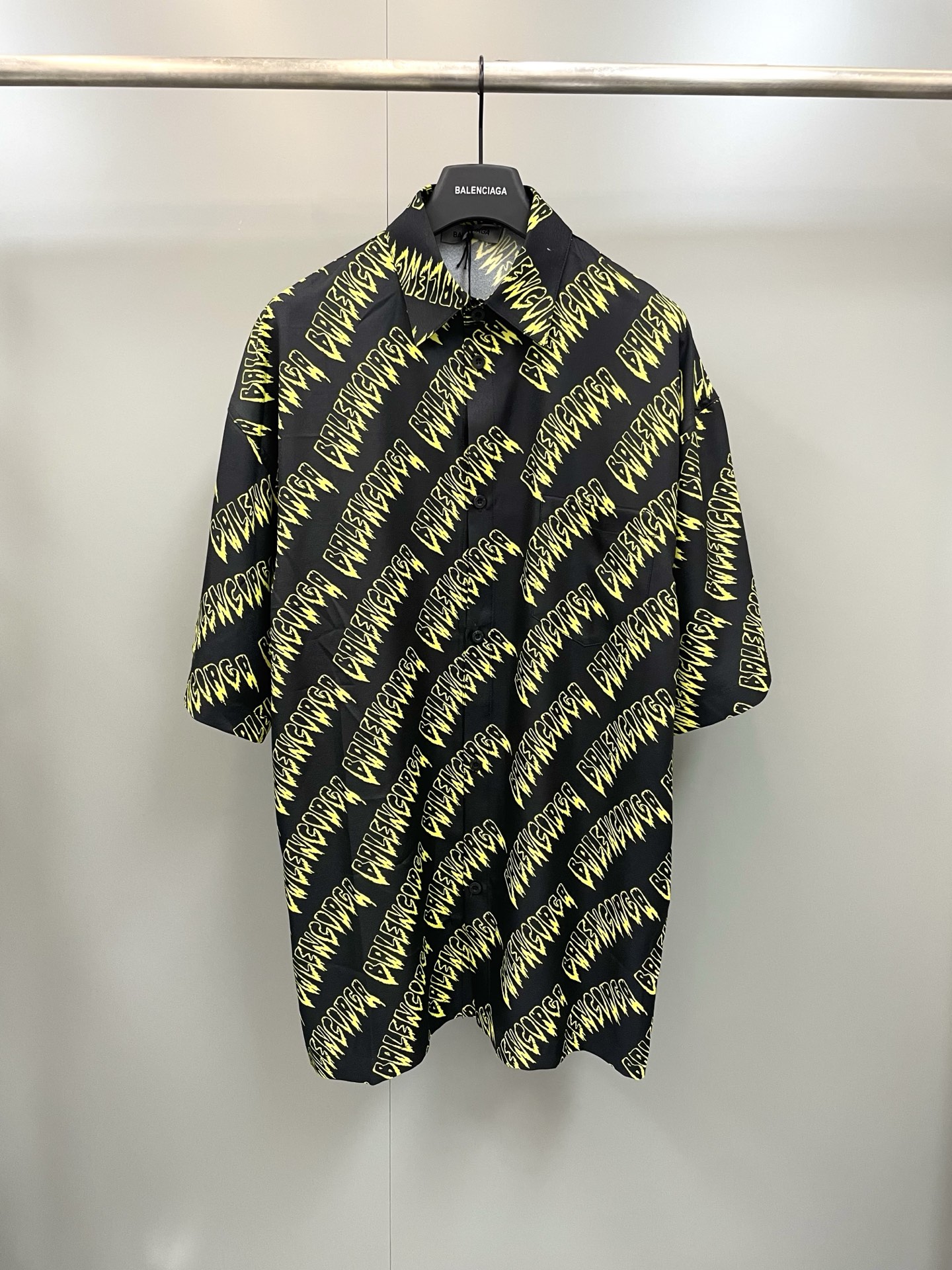 NO:784028,Balenciaga 26ss new lapel short-sleeved shirt loose fit high version, Balenciaga-clothing, balenciaga, balenciaga, shirts, T-shirt,19860909巴黎家26ss新款翻领短袖衬衫 宽松版型 高版本,巴黎世家-服装,balenciaga,balenciaga,shirts,T-shirt,,Women's clothing