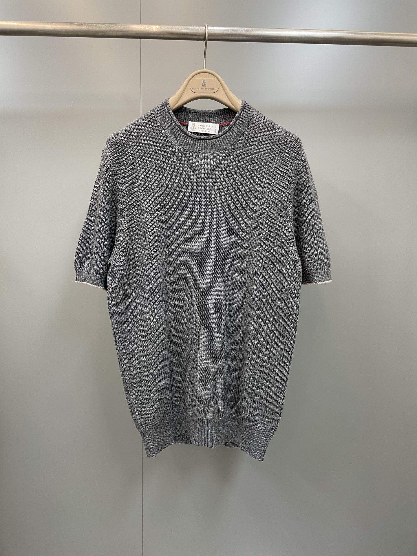 NO:784065,The new BC linen and cotton semi-English ribbed linen and cotton knitted T-shirt. The precious yarns of knitwear enrich the simple and elegant style of this exquisite T-shirt. The blended linen and cotton yarns are knitted with a light texture and a natural mottled finish, which complements the exquisite taste of the British single rib and adds freshness and handsomeness to sunny weather. The standard version improves the comfort of wearing.  The blend of two natural fibers, linen and cotton, creates this fabric with slightly uneven thickness. The unique grain yarn effect of linen enriches the delicate and fresh texture of the fabric, making the T-shirt lighter and more pleasant on the upper body. It can only be washed by hand, laid flat to dry on a horizontal surface, ironed at medium temperature, and can also be dry cleaned., Intentionally imperfect round neck, regular shoulder design, ribbed cuffs and hem, ingot needle knitting Fabric 77 linen, 23 cotton SIZE: 48  50 52 54,men's clothing,tees,t-shirt,19860909新品BC麻棉半英式罗纹麻棉针织T恤,针织品的珍贵纱线丰富了这款精致T恤的简约与考究风格,亚麻和棉纱混纺针织出质感轻盈,带自然斑驳的饰面,与英式单罗纹的精湛品味相得益彰,并为晴朗天气添增一份清新与帅气,而标准版型则提升了穿着的舒适感. 亚麻与棉两种天然纤维混纺打造了这款厚度略微不均匀的面料,亚麻特有的粒纱效果丰富了面料的精致,清新质感,让T恤衫更轻盈,上身更宜人, 只可手洗,在水平台面上平铺晾干,中温熨烫,也可以干洗., 故意不完善处理效果圆领,常规肩部设计,罗纹编织袖口和下摆,元宝针编织 面料77亚麻,23棉 SIZE:48 50 52 54,男装,tees，t-shirt,,Women's clothing