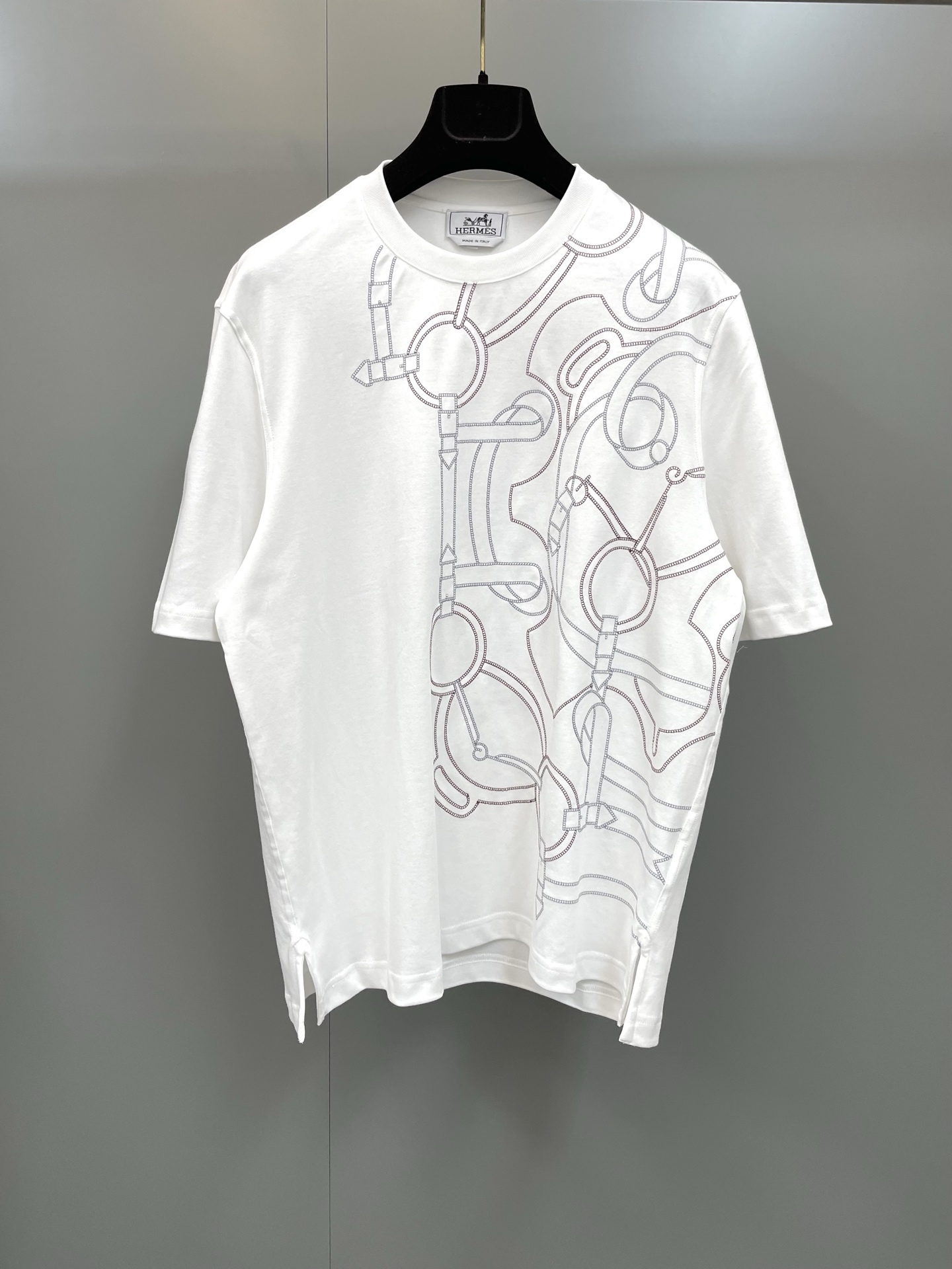 NO:786855,Hermes new product HE 'Golden Spurs' white T-shirt, cotton short-sleeved round neck T-shirt, decorated with 'Golden Spurs' details and 'Golden Spurs' embroidery on the front. Fabric cotton, Hermès-clothing, hermes, hermes, T-shirt, tees, t-shirt,19860909Hermes爱马仕新品HE'金质马刺'白色T恤,全棉短袖圆领T恤,饰有'金质马刺'细节,正面饰有'金质马刺'刺绣.面料棉,爱马仕-服装,hermes,hermes,T-shirt,tees，t-shirt,,Women's clothing