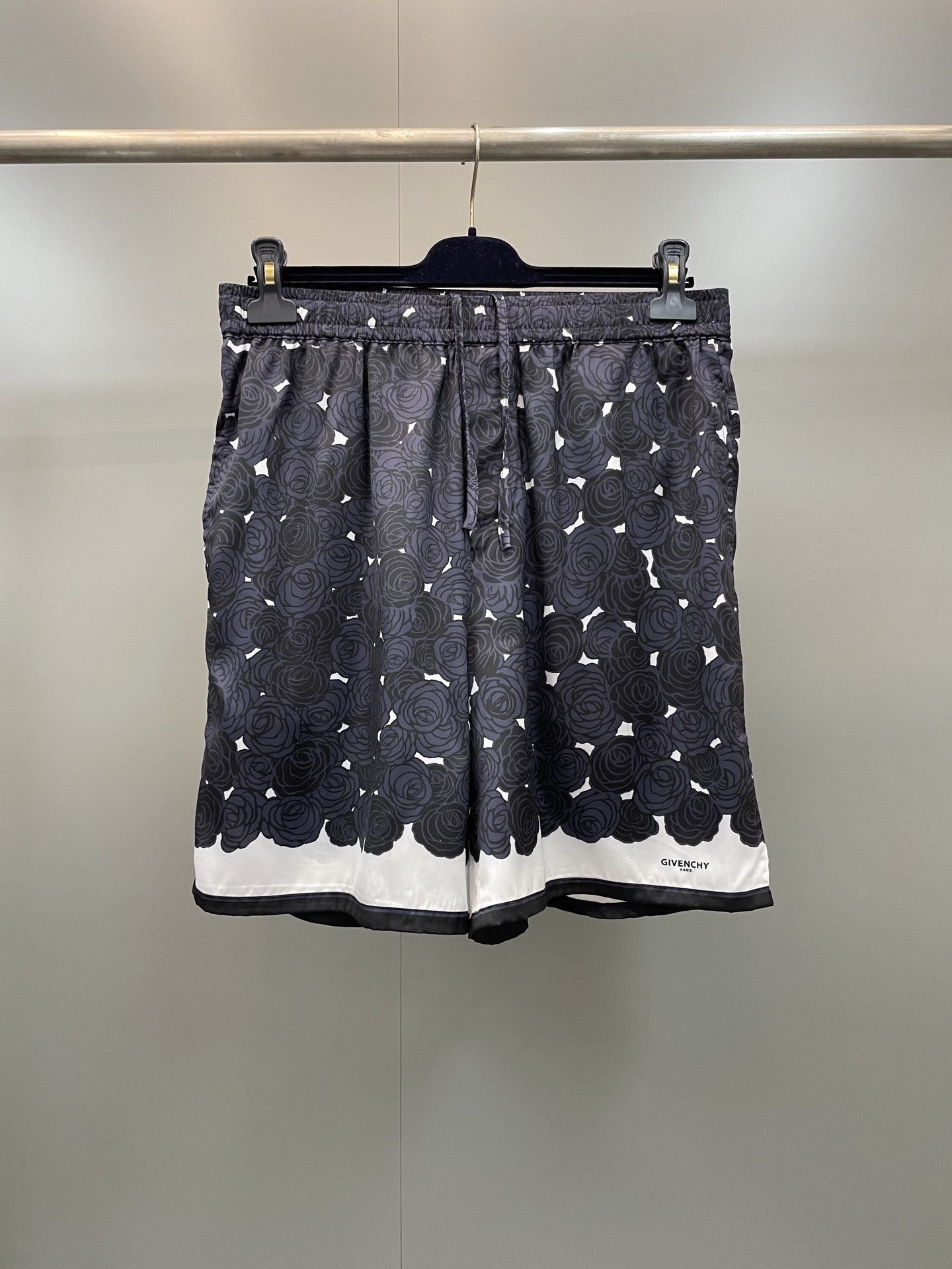 NO:783887,GVC's new floral print Bermuda shorts. This floral print is taken from a scarf in the collection of Hubert de Givenchy, reinterpreting the brand's heritage in a contemporary graphic language. Floral print silk Bermuda shorts. Elastic waist with drawstring. Small GIVENCHY Paris LOGO print on the front hem. 2 side pockets. 1 back pocket. Givenchy - Clothing, givenchy, givenchy, shorts,19860909GVC新款花朵印花百慕大短裤 这款花卉印花取自于Hubert de Givenchy典藏的一款围巾,以当代图形语言重新演绎品牌传承. 花朵印花丝质百慕大短裤 松紧腰部,设有抽绳 正面下摆饰以小号GIVENCHY Paris LOGO印花 2个侧袋 1个背面口袋,纪梵希-服装,givenchy,givenchy,shorts,,Women's clothing