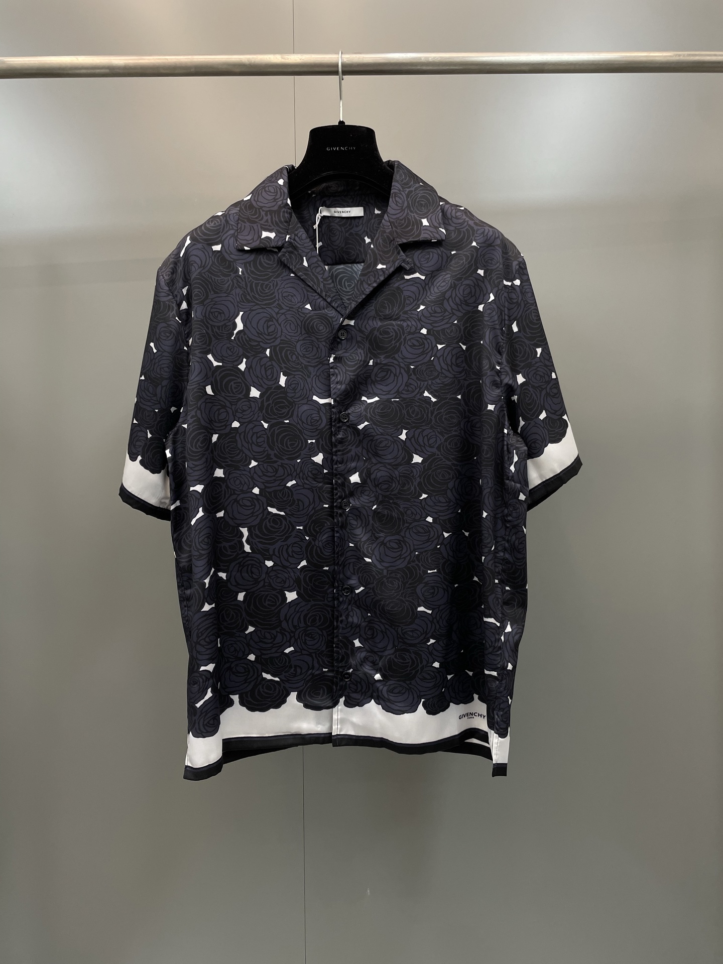 NO:783891,GVC's new floral print is taken from a scarf in the collection of Hubert de Givenchy, reinterpreting the brand's heritage with contemporary graphic language. Silk short-sleeved shirt, Hawaiian collar, floral print, small GIVENCHY LOGO print on the front hem, button opening, Givenchy-clothing, givenchy, givenchy, shirts, T-shirt,19860909GVC新款这款花卉印花取自于Hubert de Givenchy典藏的一款围巾,以当代图形语言重新演绎品牌传承. 丝质短袖衬衫 夏威夷领 花朵印花 正面下摆饰以小号GIVENCHY LOGO印花 纽扣开,纪梵希-服装,givenchy,givenchy,shirts,T-shirt,,Women's clothing