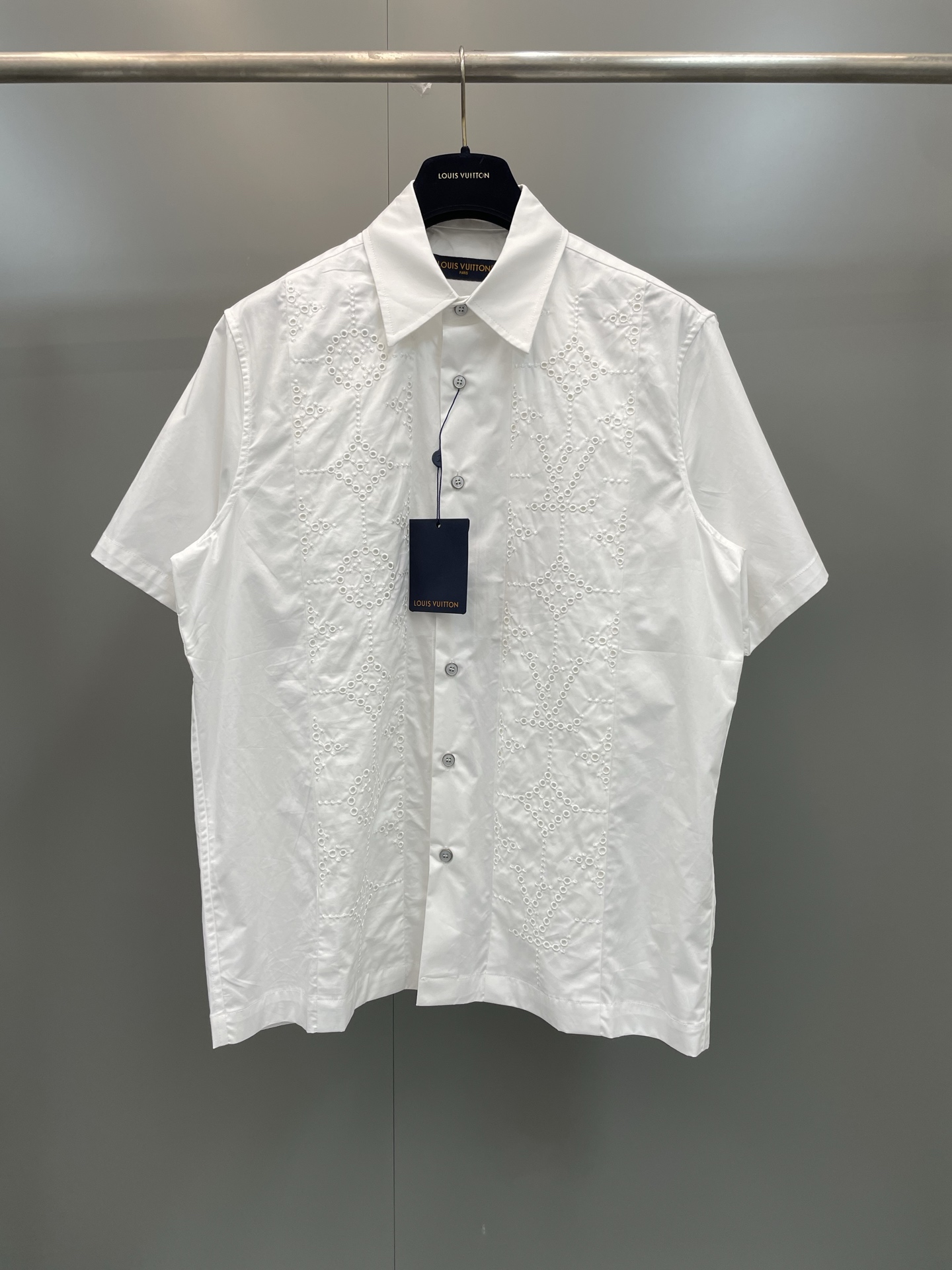 NO:783927,Lujia 26ss new spring series lapel button embroidered short-sleeved shirt,Louis Vuitton-clothing,louis vuitton,louis vuitton,louis vuitton,shirts,T-shirt,19860909驴家26ss新款春季系列 翻领纽扣刺绣短袖 衬衫,路易威登-服装,louis vuitton,louis vuitton,louis vuitton,shirts,T-shirt,,Women's clothing