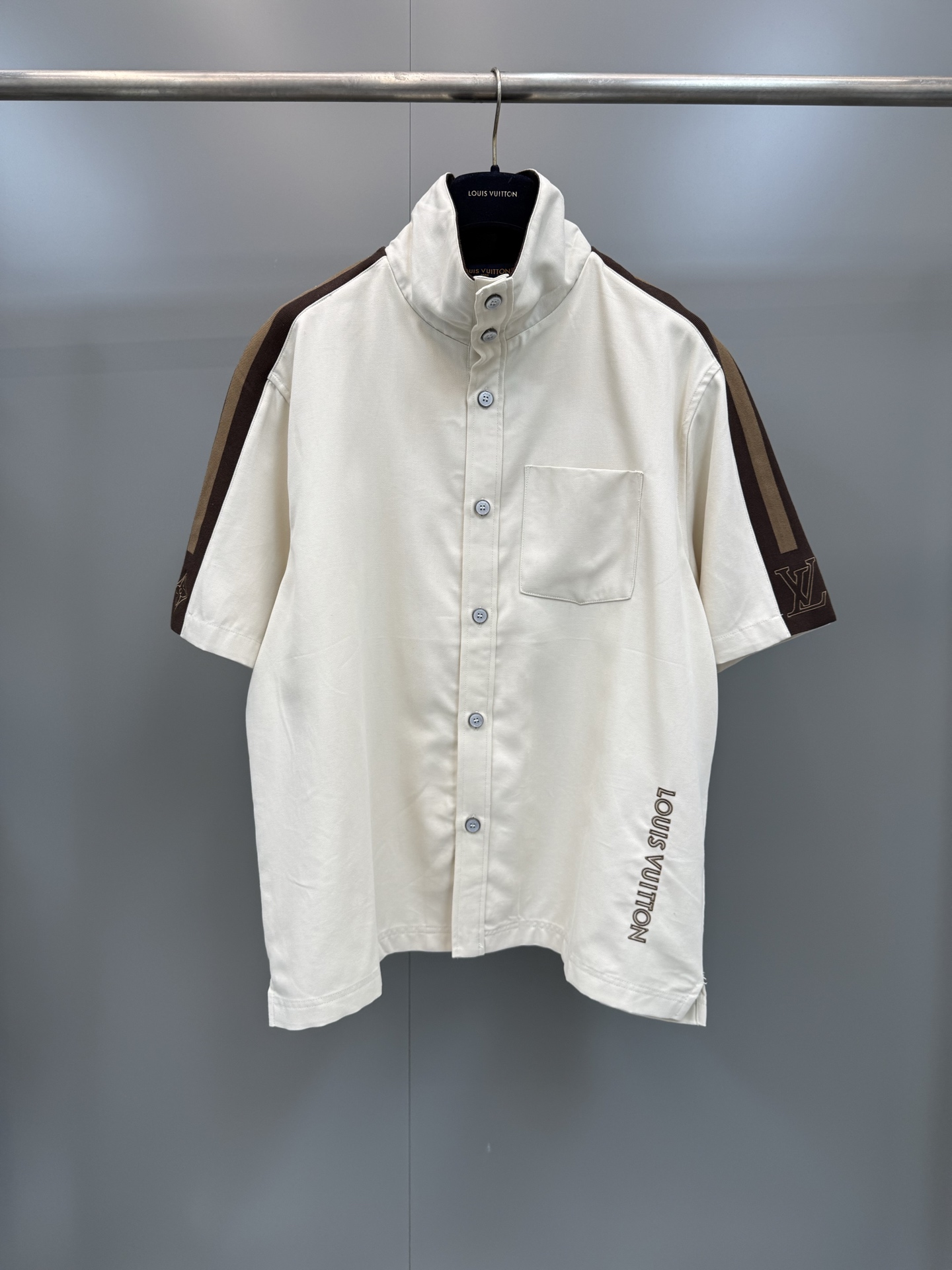 NO:783939,Lujia 26ss new spring series short-sleeved striped button-down shirt men's high version.,Louis Vuitton-clothing,louis vuitton,louis vuitton,louis vuitton,shirts,T-shirt,19860909驴家 26ss新款春季系列 短袖条纹纽扣 衬衫 男款 高版本.,路易威登-服装,louis vuitton,louis vuitton,louis vuitton,shirts,T-shirt,,Women's clothing