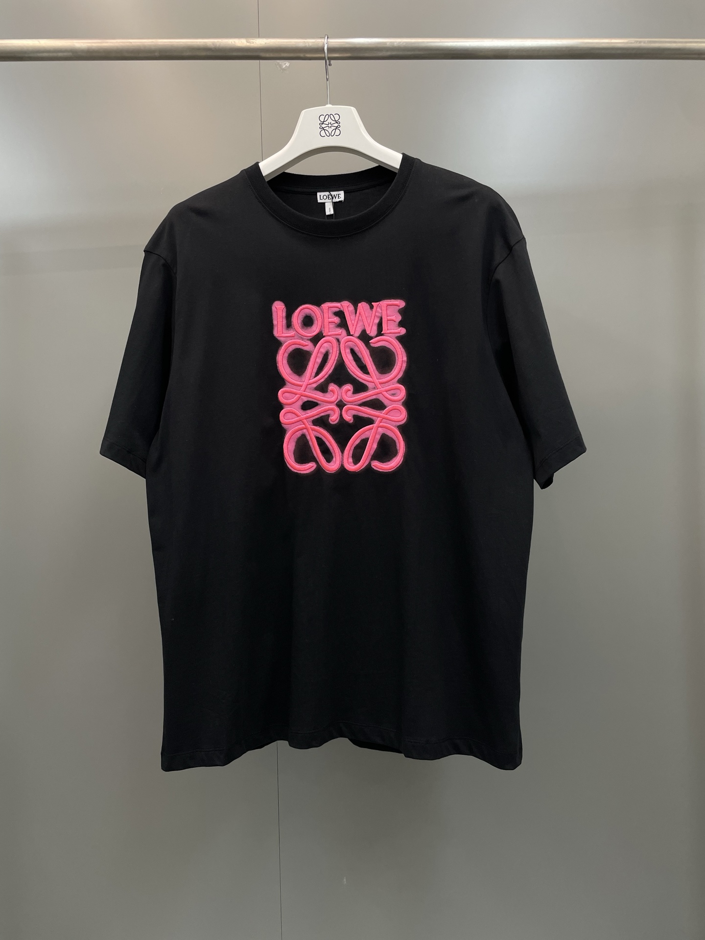 NO:783916,Loewe 2026 new style pink embroidered round neck T-shirt, Loewe-clothing, loewe, loewe, tees, t-shirt,19860909Loewe 2026新款 新款粉字刺绣圆领T恤,罗意威-服装,loewe,loewe,tees，t-shirt,,Women's clothing