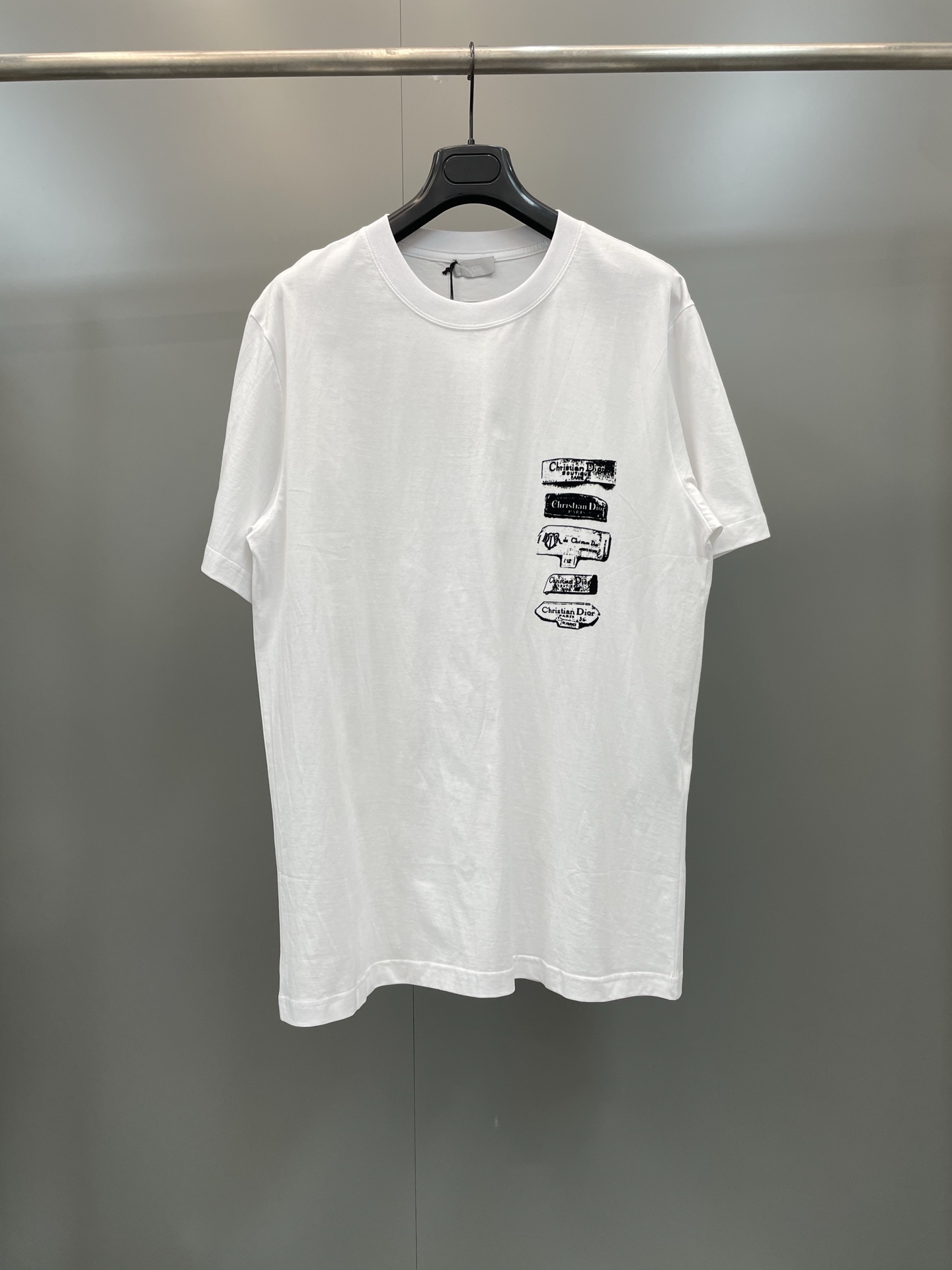 NO:783912,Dior's new T-shirt is decorated with the Dior Archives Labels logo, reinterpreting the Dior label in a 3D printed version. It is carefully made of white cotton jersey fabric, has a loose fit, and is decorated with a flocked logo on the chest. It can be matched with wide-leg shorts. Same style for men and women, Dior-clothing, dior, dior, shorts, tees, t-shirt,19860909迪奥新款T恤饰以 Dior Archives Labels 标志,以 3D 印花版本重新诠释 Dior 标签.采用白色棉质平纹针织面料精心制作,宽松版型,胸前饰以植绒标志.可与阔腿短裤搭配.男女同款,迪奥-服装,dior,dior,shorts,tees，t-shirt,,Women's clothing