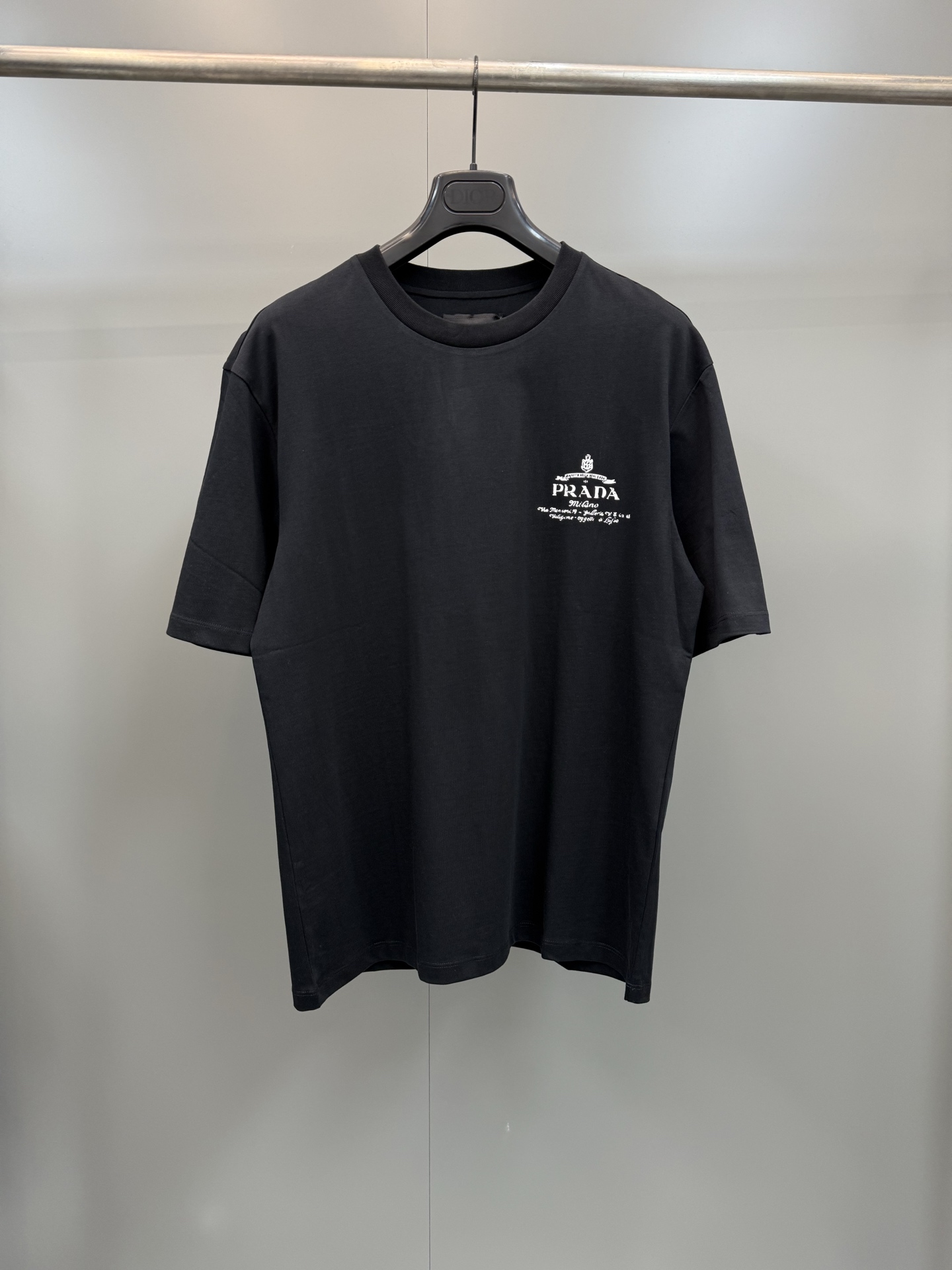 NO:783904,普拉达新款短袖T恤,圆领胸口品牌印花logo,男女同款！  ,Prada-clothing,prada,T-shirt,tees,t-shirt,19860909普拉达新款短袖T恤,圆领胸口品牌印花logo,男女同款！,普拉达-服装,prada,T-shirt,tees，t-shirt,,Women's clothing