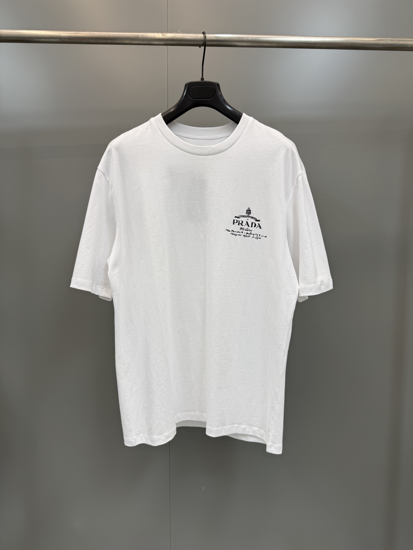 NO:783908,Prada's new short-sleeved T-shirt, round neck with brand printed logo on the chest, same style for men and women!  ,Prada-clothing,prada,T-shirt,tees,t-shirt,19860909普拉达 新款短袖T恤,圆领胸口品牌印花logo,男女同款！,普拉达-服装,prada,T-shirt,tees，t-shirt,,Women's clothing