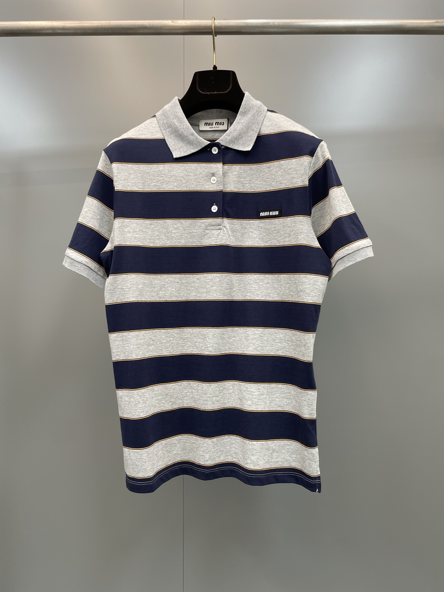 NO:784487,Miu 26ss striped polo shirt, 170g cotton striped fabric, gray striped polo shirt, classic lapel design, gray bottom with black pinstripes, full of college style!  The small logo on the chest is very recognizable, it is light and breathable, and it is very comfortable to wear in spring and summer. The shape is slim and not tight, outlines the waistline, and looks good with high-waisted skirts or jeans. It can be easily used for commuting, dating, and daily outings!  Same style for men and women, Miu Miu-clothing, miumiu, skirts, jeans,19860909Miu家26ss条纹polo衫 ,全棉条纹面料170g,灰色条纹Polo衫,经典翻领设计,灰色底配黑细条纹,学院风满满！胸口小徽标超有辨识度,轻薄透气,春夏穿超舒服～版型修身不紧绷,勾勒腰线,搭高腰裙or牛仔裤都好看,通勤、约会、日常出街都能轻松驾驭！男女同款,缪缪-服装,miumiu,skirts,jeans,,Women's clothing