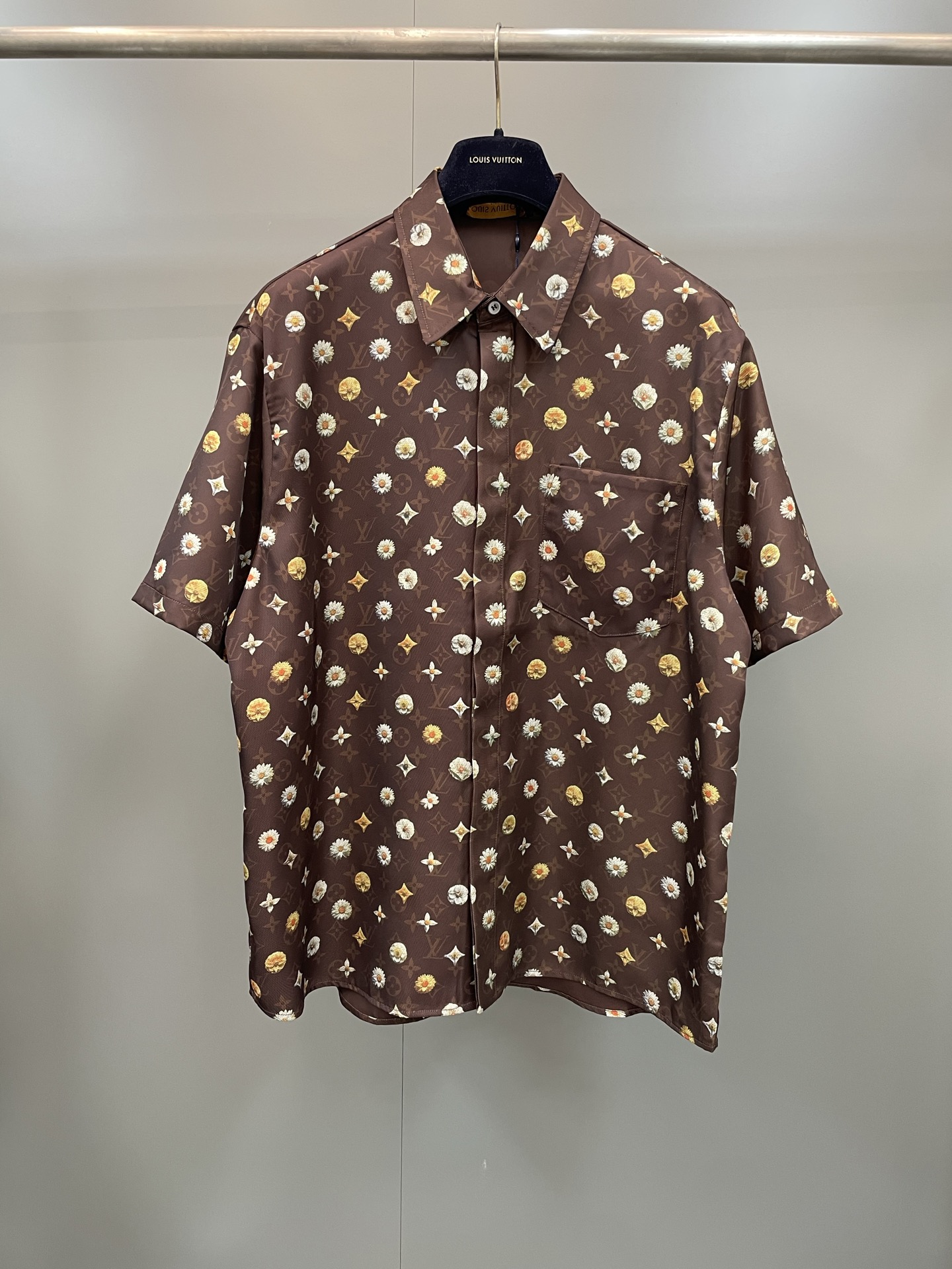 NO:784492,Lujia 26ss new spring series printed short-sleeved shirt,Louis Vuitton-clothing,louis vuitton,louis vuitton,louis vuitton,shirts,T-shirt,19860909驴家26ss新款春季系列印花短袖衬衫,路易威登-服装,louis vuitton,louis vuitton,louis vuitton,shirts,T-shirt,,Women's clothing