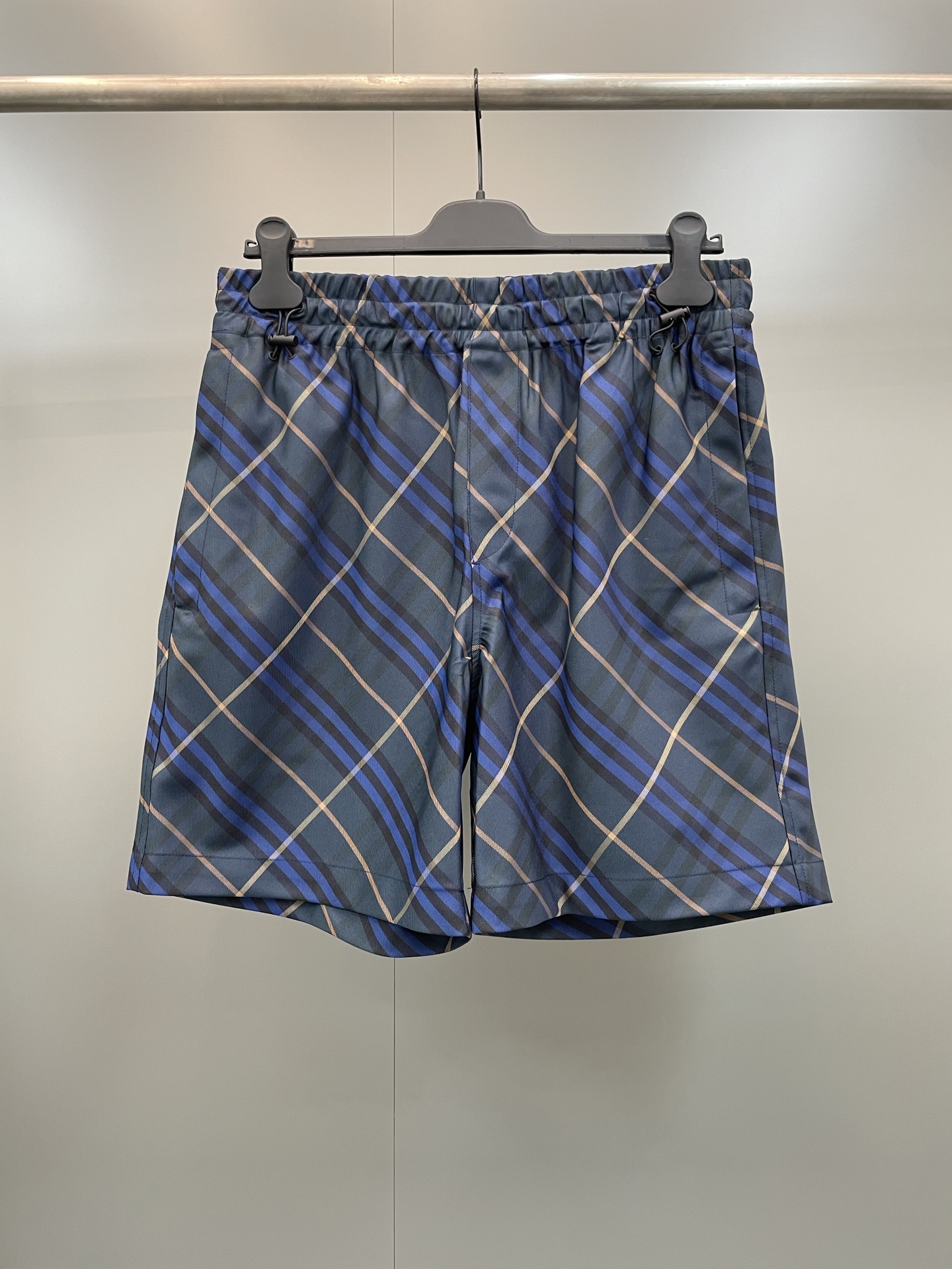 NO:784460,Burberry drawstring shorts, made of Italian worsted twill fabric, decorated with Burberry check and EKD appliqués. It has a casual fit and zippered pockets!  ,Burberry-clothing,burberry,burberry,shorts,19860909巴宝莉抽绳短裤,选用意大利精纺斜纹面料打造,装饰 Burberry 格纹和马术骑士徽标（EKD）贴花.呈现休闲版型,设有拉链口袋,！,博柏利-服装,burberry,burberry,shorts,,Women's clothing