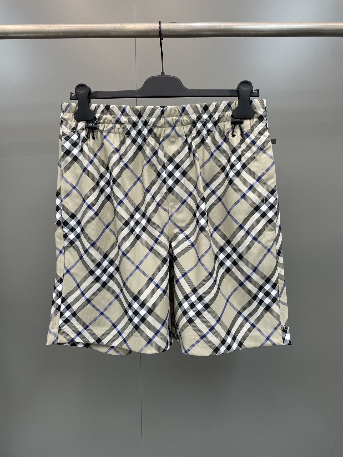 NO:784470,Burberry drawstring shorts, made of Italian worsted twill fabric, decorated with Burberry check and EKD appliqués. It has a casual fit and zippered pockets!  ,Burberry-clothing,burberry,burberry,shorts,19860909巴宝莉抽绳短裤,选用意大利精纺斜纹面料打造,装饰 Burberry 格纹和马术骑士徽标（EKD）贴花.呈现休闲版型,设有拉链口袋,！,博柏利-服装,burberry,burberry,shorts,,Women's clothing