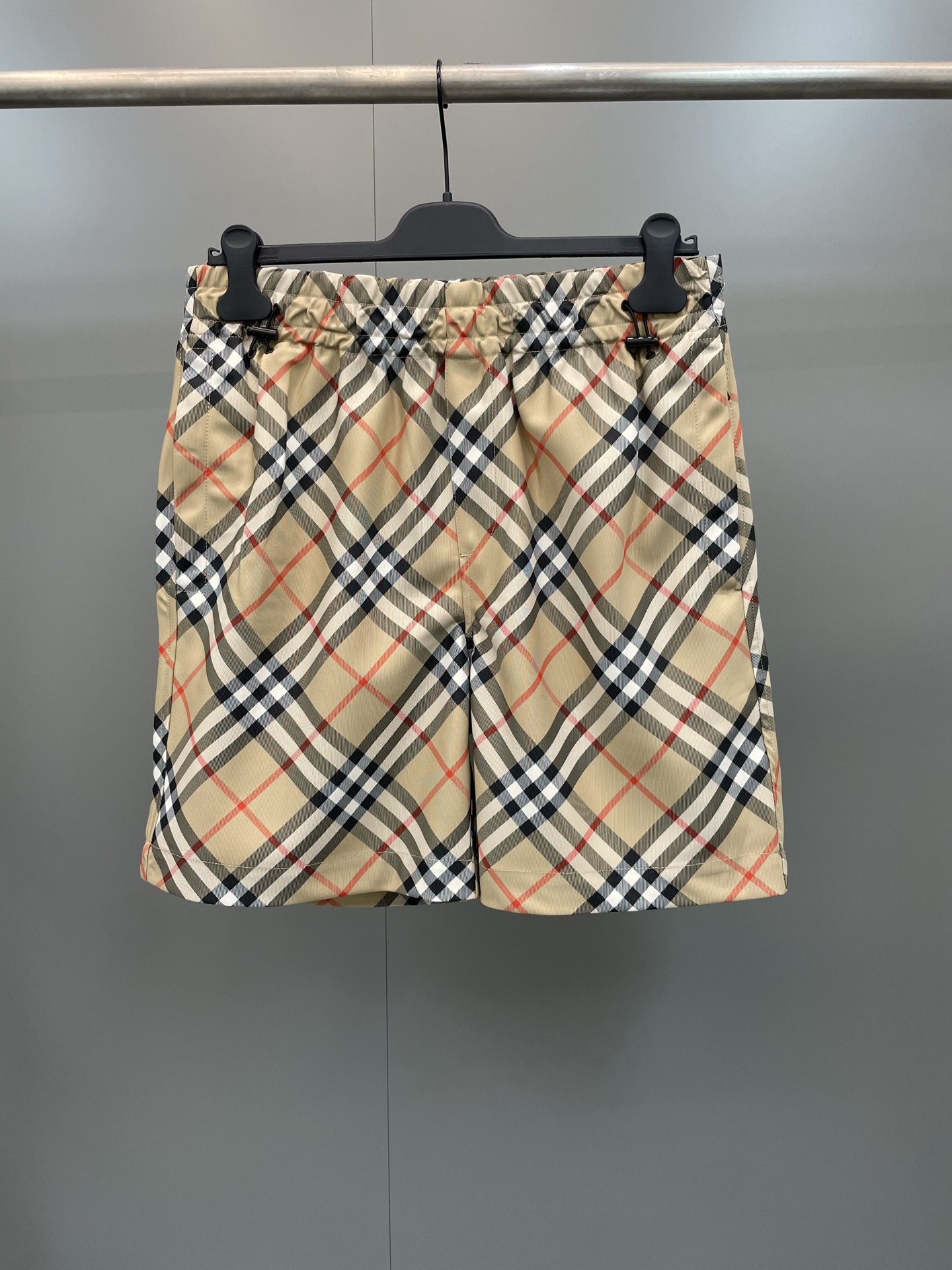 NO:784480,Burberry drawstring shorts, made of Italian worsted twill fabric, decorated with Burberry check and EKD appliqués. It has a casual fit and zippered pockets!  ,Burberry-clothing,burberry,burberry,shorts,19860909巴宝莉抽绳短裤,选用意大利精纺斜纹面料打造,装饰 Burberry 格纹和马术骑士徽标（EKD）贴花.呈现休闲版型,设有拉链口袋,！,博柏利-服装,burberry,burberry,shorts,,Women's clothing