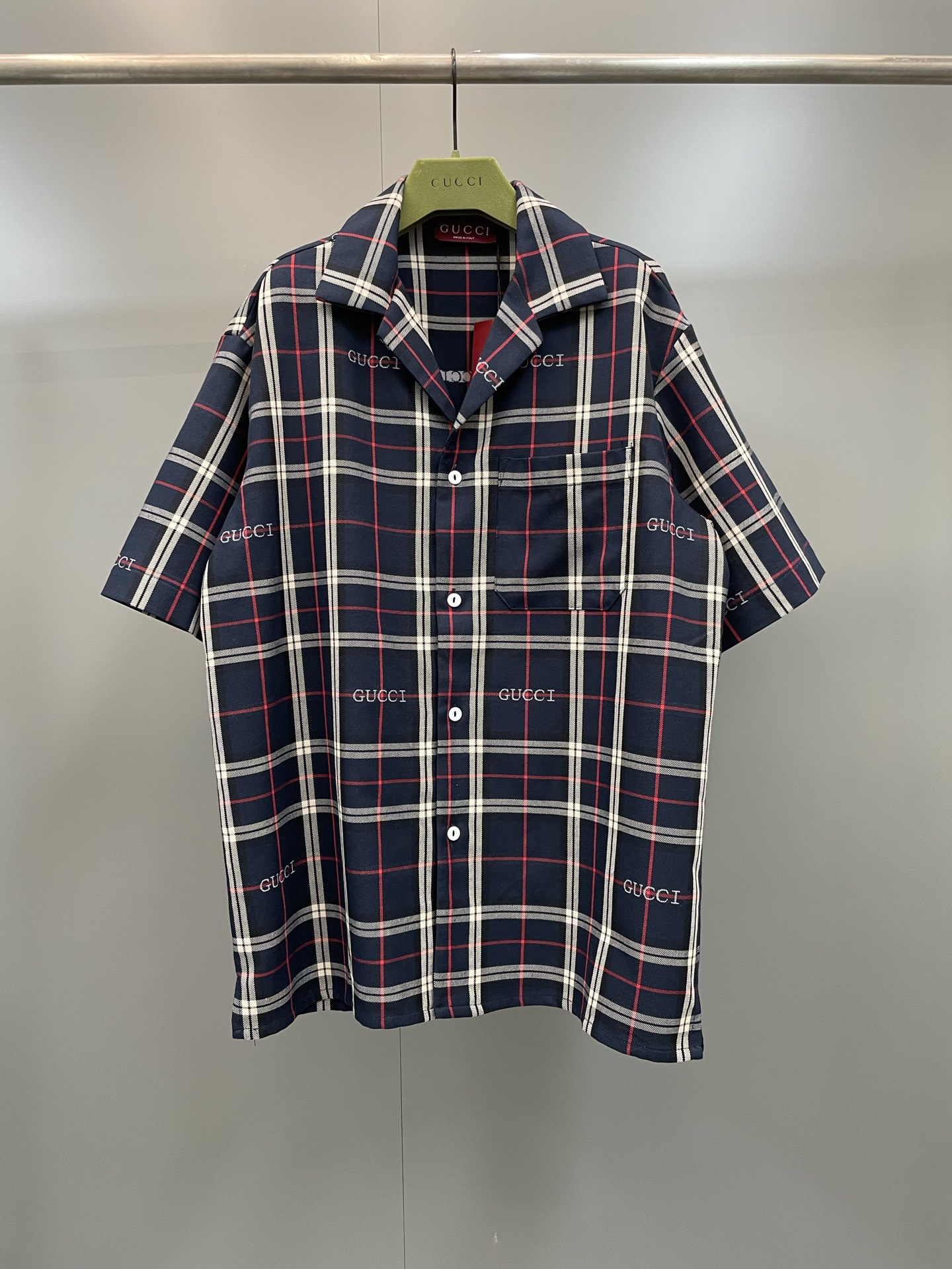 NO:818396,Gucci 26ss new college style plaid jacquard short-sleeved shirt. Designed to create a versatile style, easy to control daily and casual looks. This shirt is made of multi-color Gucci Scottish plaid jacquard, Gucci-clothing, gucci, gucci, shirts, T-shirt,19860909Gucci 26ss新款学院风格格纹提花短袖衬衫.设计打造百搭格调,从容驾驭日常和休闲造型.这款衬衫甄选多色Gucci苏格兰的格纹提花制作,古驰-服装,gucci,gucci,shirts,T-shirt,,Women's clothing