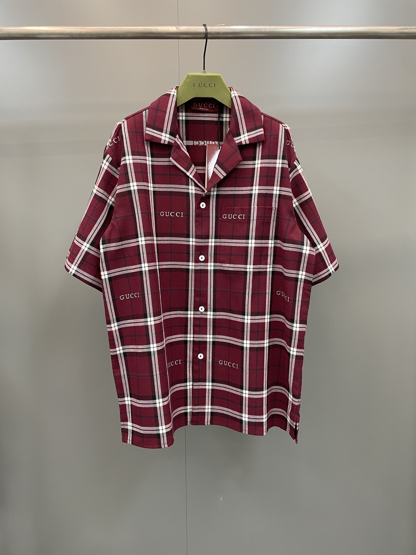 NO:818405,Gucci 26ss new college style plaid jacquard short-sleeved shirt. Designed to create a versatile style, easy to control daily and casual looks. This shirt is made of multi-color Gucci Scottish plaid jacquard, Gucci-clothing, gucci, gucci, shirts, T-shirt,19860909Gucci 26ss新款学院风格格纹提花短袖衬衫.设计打造百搭格调,从容驾驭日常和休闲造型.这款衬衫甄选多色Gucci苏格兰的格纹提花制作,古驰-服装,gucci,gucci,shirts,T-shirt,,Women's clothing