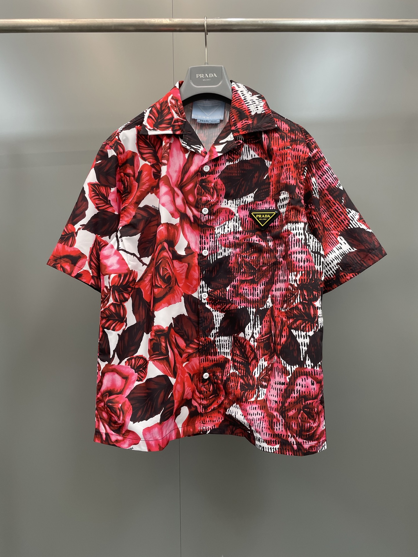 NO:784464,PR's 2026 spring and summer new style Prada Timecapsule 24-hour limited-time customized hair series Timecapsule printed poplin shirt Description The cotton poplin design incorporates a unique color print, decorated with a special logo created by OMA (an architectural studio led by Rem Koolhaas), with a unique serial number and a special package, each with a unique style. Polyester fiber, all trademarks are completely different and authentic.  Can be worn by both men and women, Prada-clothing, prada, prada,19860909PR家2026春夏新款 Prada Timecapsule24小限时定发系售列 Timecapsule印花府绸衬衫 说明 棉府设绸计融入独的特彩色印花,有饰OMA打造的特制标徽（由Rem Koolhaas带领建的筑作工室）,拥特有定序列号独和特装包,一每都款别风具采. 聚酯维纤 商标全齐完全乱别级真 男女均可驾驭,普拉达-服装,prada,prada,,Women's clothing