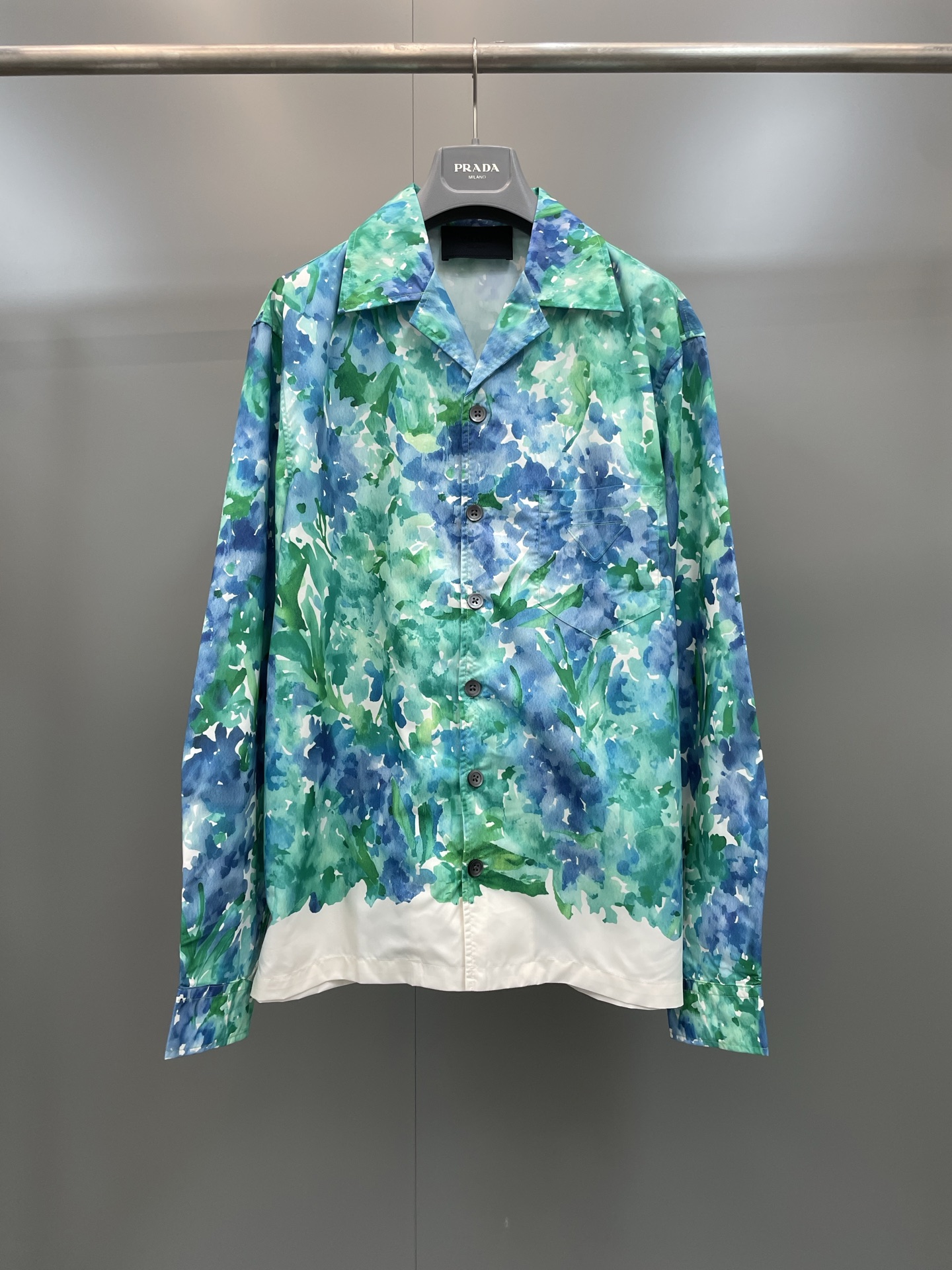 NO:784469,PR Home's 2026 Spring and Summer New Shirts Prada Timecapsule 24-hour Limited Time Customized Collection Timecapsule Printed Poplin Shirt Description Cotton poplin design incorporates unique color prints, embellished with a special logo created by OMA (an architectural studio led by Rem Koolhaas), with unique serial numbers and special packaging, each with a unique style. Polyester fiber, fully branded and completely authentic  Suitable for both men and women, Prada-clothing, prada, prada, shirts,19860909PR家2026春夏新款衬衫 Prada Timecapsule24小限时定发系售列 Timecapsule印花府绸衬衫 说明 棉府设绸计融入独的特彩色印花,有饰OMA打造的特制标徽（由Rem Koolhaas带领建的筑作工室）,拥特有定序列号独和特装包,一每都款别风具采. 聚酯维纤 商标全齐完全乱别级真 男女均可驾驭,普拉达-服装,prada,prada,shirts,,Women's clothing
