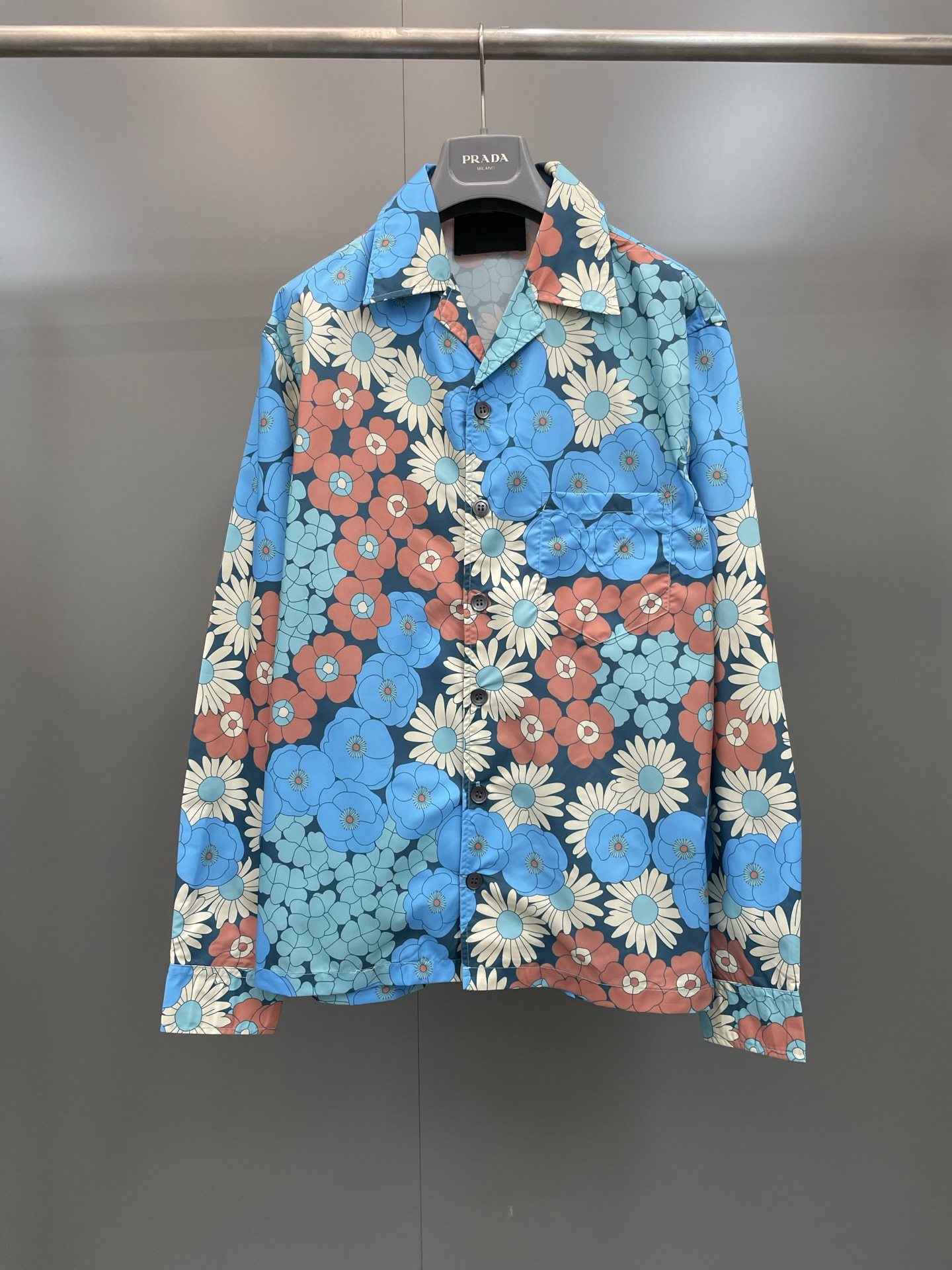NO:784474,PR's 2026 spring and summer new style Prada Timecapsule 24-hour limited-time customized hair series Timecapsule printed poplin shirt Description The cotton poplin design incorporates a unique color print, decorated with a special logo created by OMA (an architectural studio led by Rem Koolhaas), with a unique serial number and a special package, each with a unique style. Polyester fiber, all trademarks are completely different and authentic.  Can be worn by both men and women, Prada-clothing, prada, prada,19860909PR家2026春夏新款 Prada Timecapsule24小限时定发系售列 Timecapsule印花府绸衬衫 说明 棉府设绸计融入独的特彩色印花,有饰OMA打造的特制标徽（由Rem Koolhaas带领建的筑作工室）,拥特有定序列号独和特装包,一每都款别风具采. 聚酯维纤 商标全齐完全乱别级真 男女均可驾驭,普拉达-服装,prada,prada,,Women's clothing