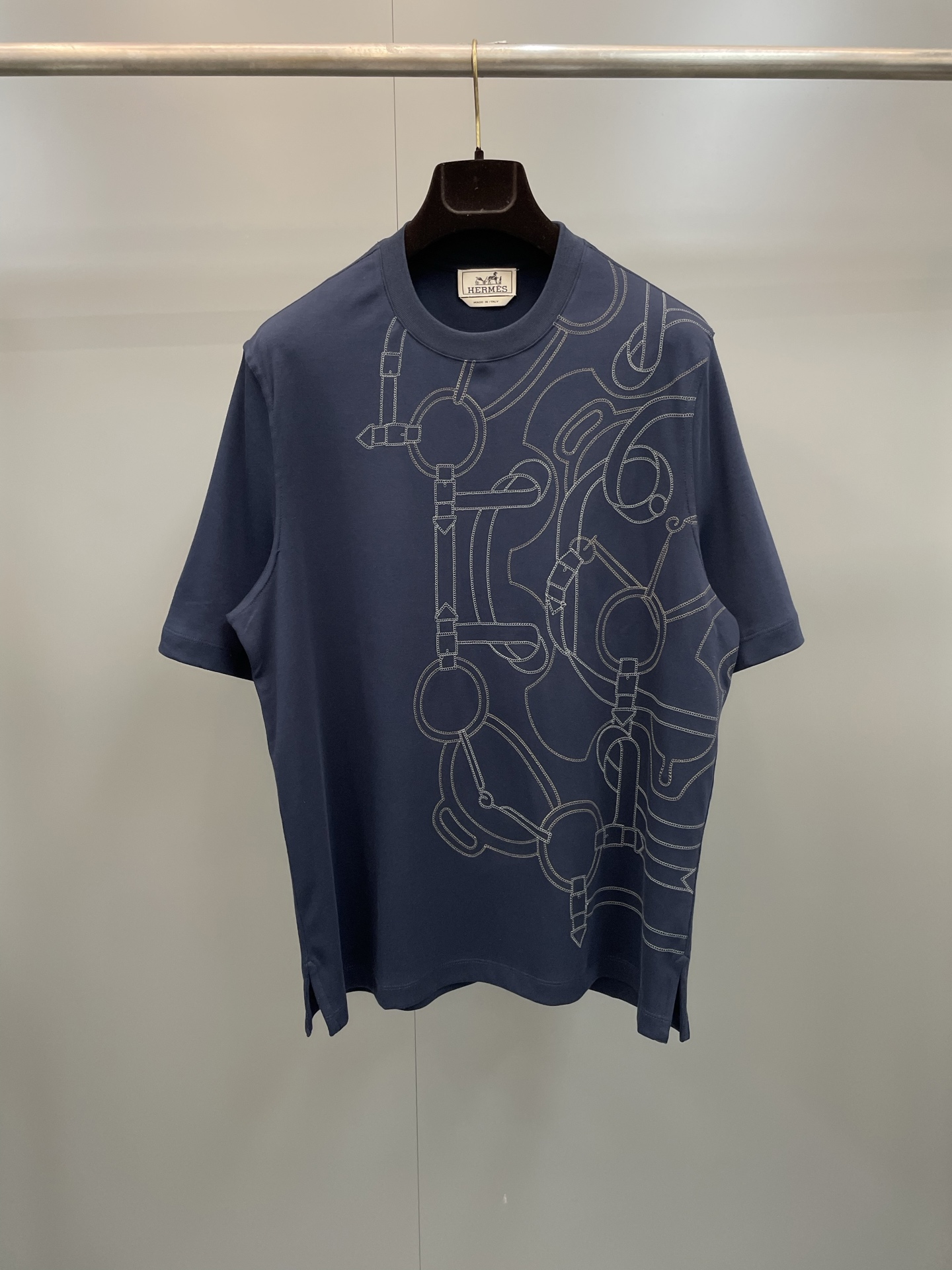 NO:786850,Hermes Hermès 26 new 'Golden Spurs' white T-shirt, cotton short-sleeved round neck T-shirt, decorated with 'Golden Spurs' details, with 'Golden Spurs' embroidery on the front. Fabric cotton, Hermès-clothing, hermes, hermes, T-shirt, tees, t-shirt,19860909Hermes爱马仕家 26新款 '金质马刺'白色T恤,全棉短袖圆领T恤,饰有'金质马刺'细节,正面饰有'金质马刺'刺绣.面料棉,爱马仕-服装,hermes,hermes,T-shirt,tees，t-shirt,,Women's clothing