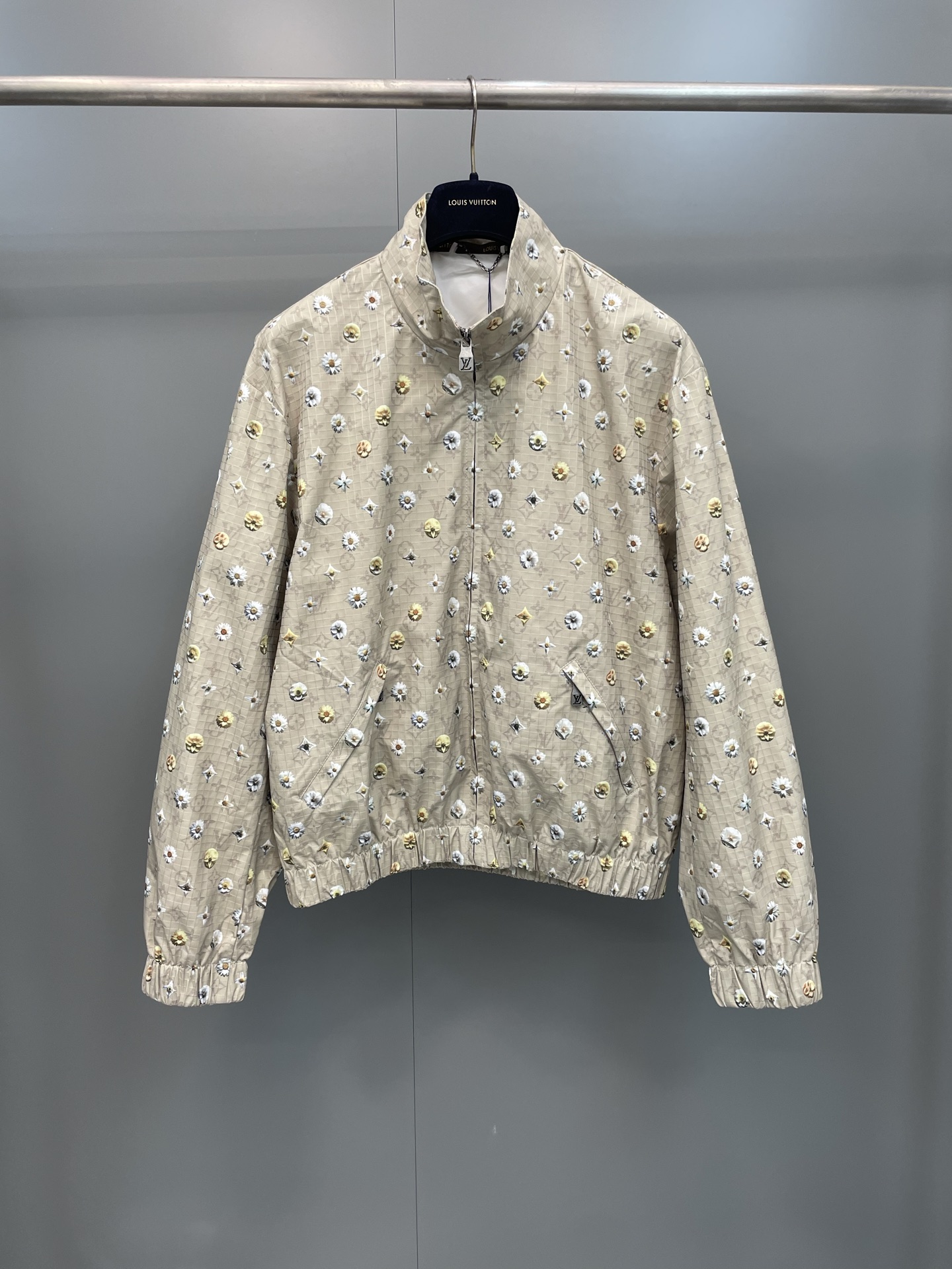 NO:786805,Lujia's 2026 new season MONOGRAM printed sweatshirt. This sweatshirt is fully displayed with the seasonal Blooming Monogram pattern, and the gorgeous flowers derived from the brand's heritage are given to the Monogram pattern. The tear-resistant technical fabric is light in texture and can add vitality to spring casual wear., Louis Vuitton - Clothing, louis vuitton, louis vuitton, louis vuitton,19860909驴家 2026当季新款MONOGRAM 印花运动衫 本款运动衫全幅铺陈当季Blooming Monogram图案,将源于品牌传承的绚烂繁花赋于Monogram图案之上.抗撕裂科技面料质感轻盈,可为春日休闲着装增添活力之选.,路易威登-服装,louis vuitton,louis vuitton,louis vuitton,,Women's clothing