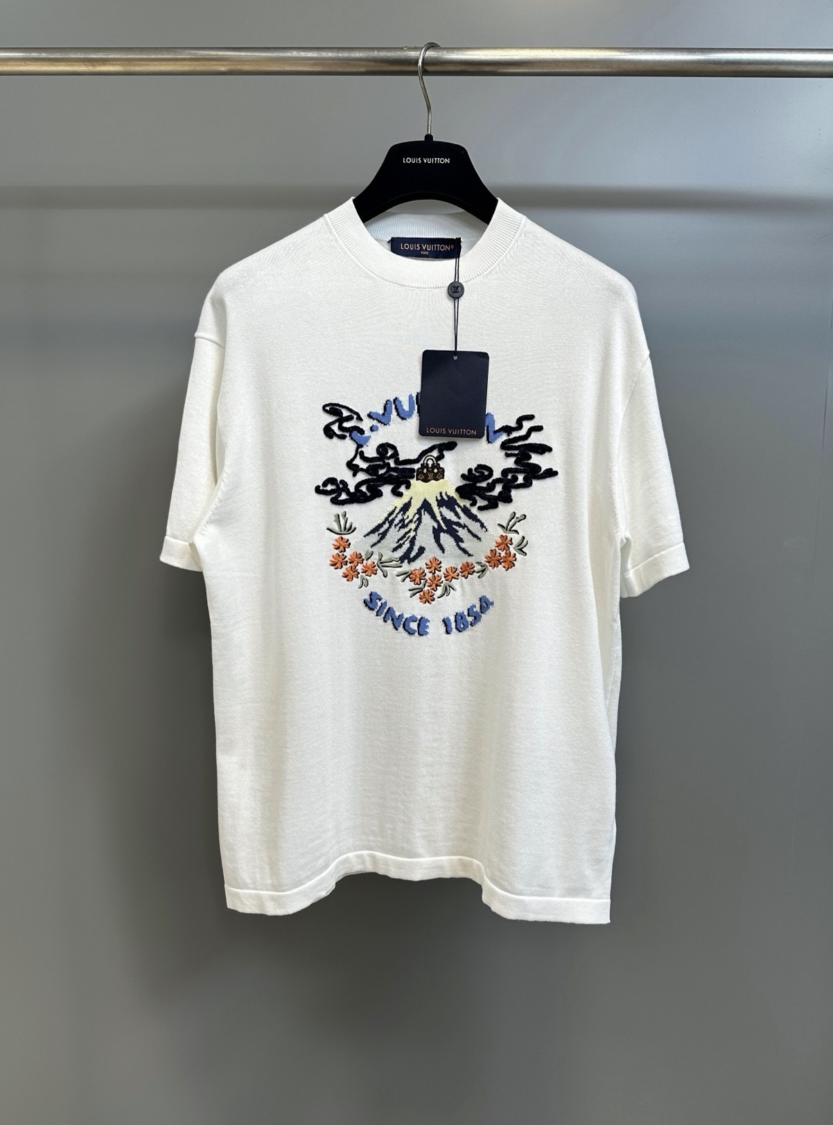 NO:786786,Lujia knitted short-sleeved crew neck shirt!  The 2025 autumn and winter show staged a dance between Pharrell William and Nigo. A Monogram handbag appeared in a volcano, surrounded by Louis Vuitton elements and cherry blossoms. This image was presented on the chest of this sweater through intarsia and embroidery techniques. A short-sleeved round neck version was cut from soft cotton. Cotton Regular fit!  ,Louis Vuitton-clothing,louis vuitton,louis vuitton,louis vuitton,T-shirt,19860909驴家针织短袖圆领衫！ 2025 秋冬秀场上演Pharrell William与Nigo的共舞之作.火山口出现一只 Monogram 手袋,四周环绕着路易威登元素和樱花,这一图景经由嵌花和刺绣工艺,呈现于此款针织衫胸前.柔软棉布裁出短袖圆领版型.棉 常规版型！,路易威登-服装,louis vuitton,louis vuitton,louis vuitton,T-shirt,,Women's clothing