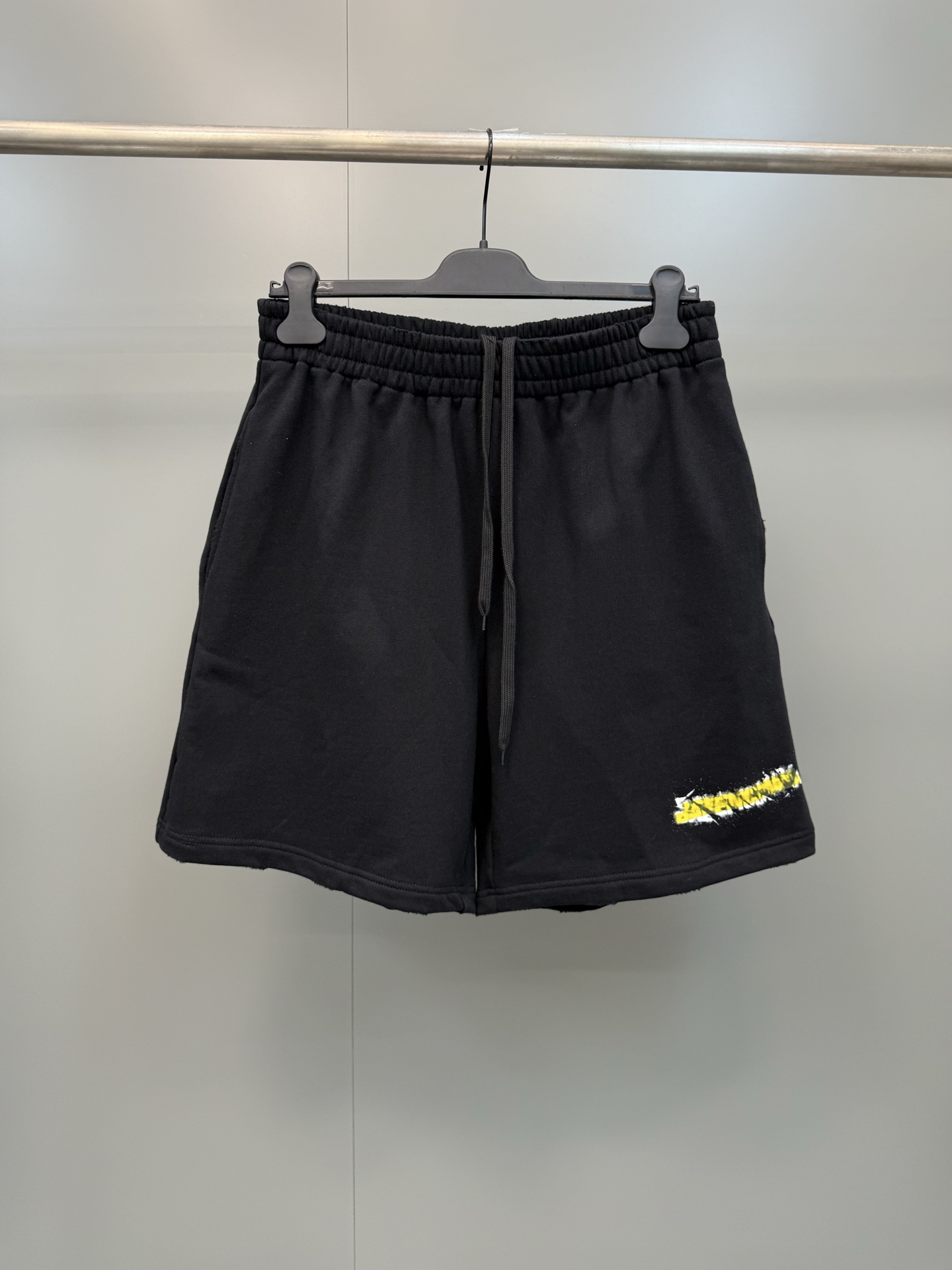 NO:786769,Parisian 26ss new spring and summer series shorts have an elastic waistband, 2 diagonal pockets, and the left leg is decorated with messy spray artwork, high version!  ,Balenciaga-clothing,balenciaga,balenciaga,prada,shorts,19860909巴黎家 26ss新款春夏系列短裤弹性腰头, 2个斜口袋,左腿饰以messy spray艺术作品,高版本！,巴黎世家-服装,balenciaga,balenciaga,prada,shorts,,Women's clothing