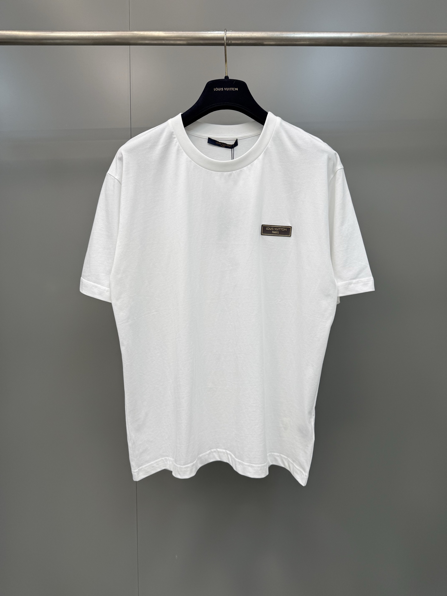NO:786795,Lujia 26ss new cotton T white craftsmanship gives the season series a washed retro style, the embroidered logo is subtle on the chest, and the Marque L.Vuitton Déposée logo leather patch is on the back., Louis Vuitton-clothing, louis vuitton, louis vuitton, louis vuitton,19860909驴家26ss新款棉质 T 白色工艺赋予当季系列水洗复古格调,刺绣标识含蓄点缀胸前,Marque L.Vuitton Déposée 标识皮革贴饰栖身背后.,路易威登-服装,louis vuitton,louis vuitton,louis vuitton,,Women's clothing