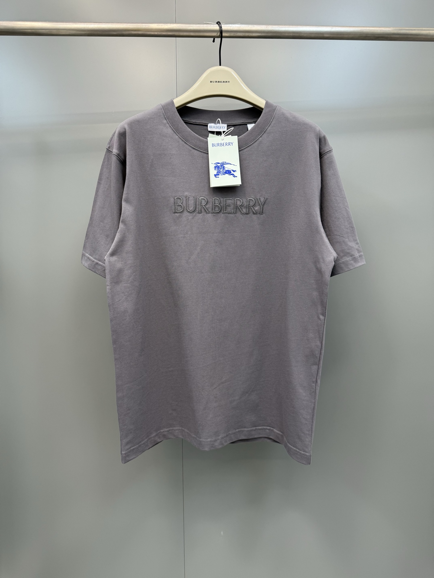 NO:818491,Burberry round neck T-shirt, made of medium-thick plain cotton fabric, presents a casual fit, embellished with three-dimensional brand logo, and integrated with same-color embroidery decoration - ribbed knitted neckline, Burberry-clothing, burberry, tees, t-shirt,19860909巴宝莉圆领 T恤衫,选用中厚平织棉面料打造,呈现休闲版型 点缀立体品牌徽标,融入同色系刺绣装饰 – 罗纹针织领口,博柏利-服装,burberry,tees，t-shirt,,Women's clothing