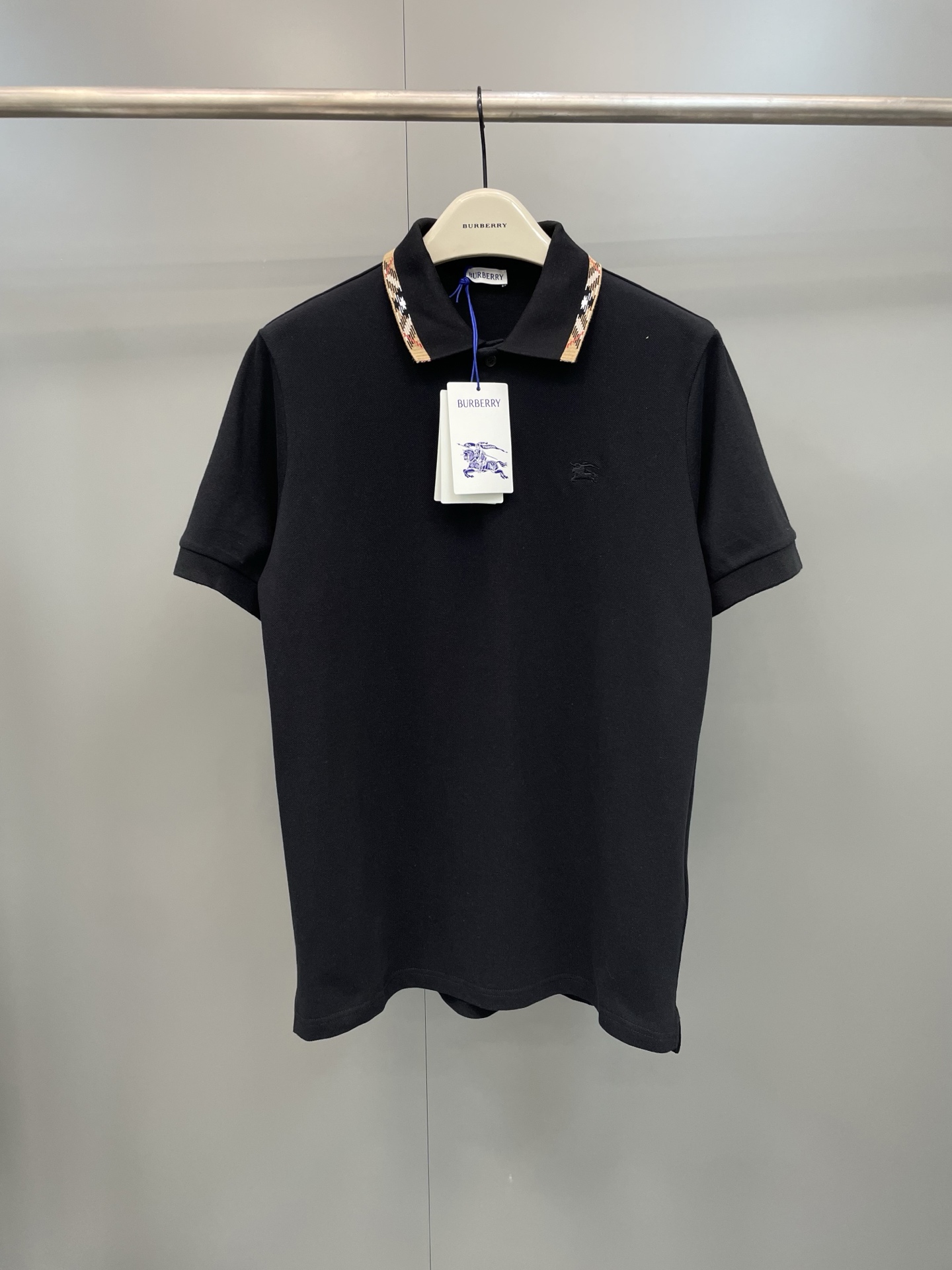 NO:818354,BBR26SS new Polo shirt, made of lightweight cotton pique mesh, showing a slim fit. Embellished with iconic sand beige Burberry plaid details and incorporating the Equestrian Knight logo (EKD) embroidery, Burberry - Clothing, burberry,19860909BBR26SS新款Polo衫,选用轻盈棉质珠地网眼布打造,呈现修身版型.点缀标志性沙米色Burberry 格纹细节,融入马术骑士徽标（EKD）刺绣,博柏利-服装,burberry,,Women's clothing