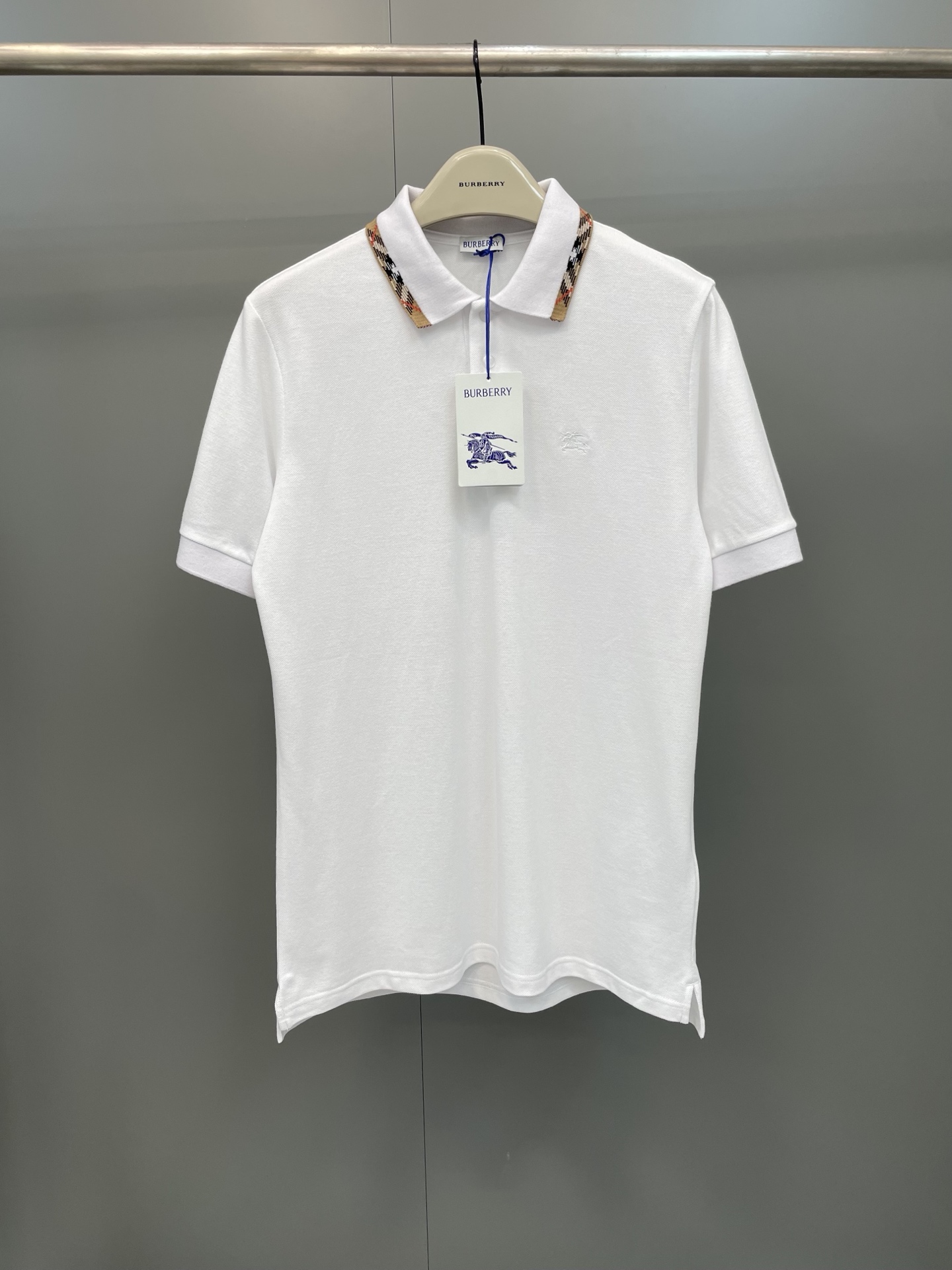 NO:818359,BBR 26ss new Polo shirt, made of lightweight cotton pique mesh, showing a slim fit. Embellished with iconic sand beige Burberry plaid details / integrated with EKD embroidery!, Burberry-clothing, burberry,19860909BBR 26ss新款Polo衫,选用轻盈棉质珠地网眼布打造,呈现修身版型.点缀标志性沙米色Burberry 格纹细节/ 融入马术骑士徽标（EKD）刺绣!,博柏利-服装,burberry,,Women's clothing