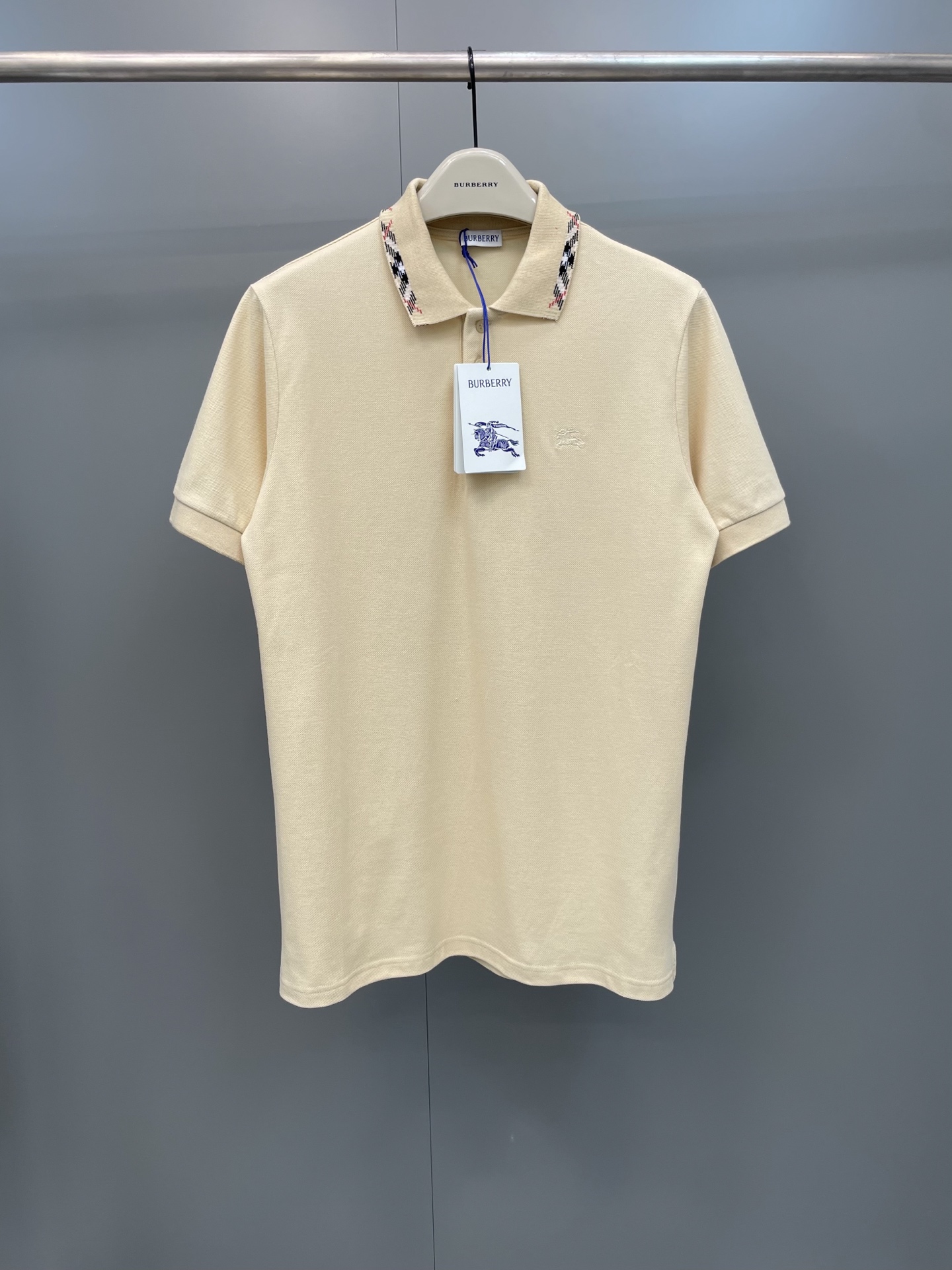 NO:818366,BBR26ss new Polo shirt, made of lightweight cotton pique mesh, showing a slim fit. Embellished with iconic sand beige Burberry plaid details and embroidered with the Equestrian Knight logo (EKD)., Burberry - Clothing, burberry,19860909BBR26ss新款Polo 衫,选用轻盈棉质珠地网眼布打造,呈现修身版型.点缀标志性沙米色Burberry 格纹细节,融入马术骑士徽标（EKD）刺绣.,博柏利-服装,burberry,,Women's clothing
