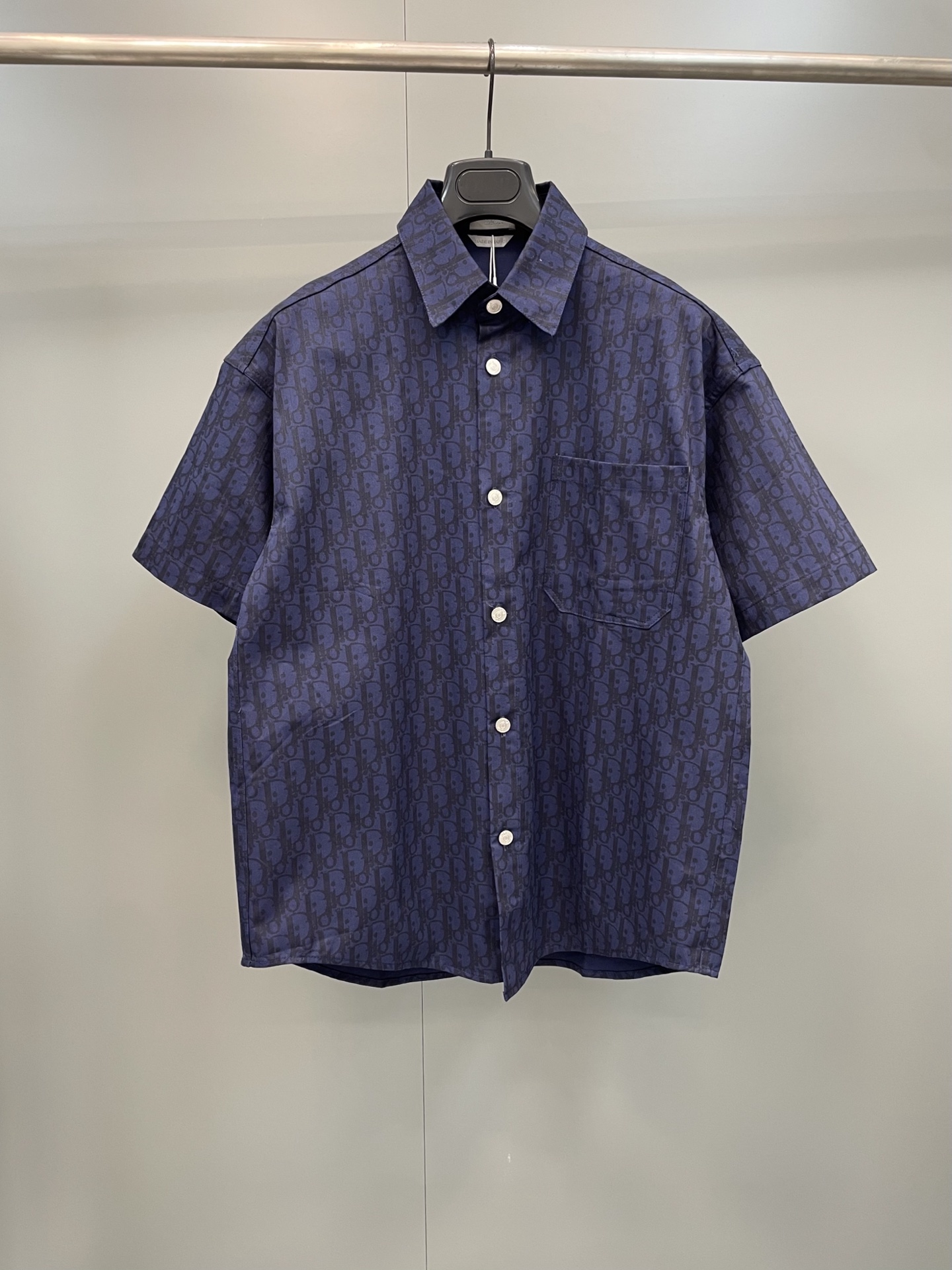 NO:887954,CD  The high version of the full-print half-sleeved denim shirt (purple blue) was purchased at a counter for RMB 13,500. It is different from the version on the market. The aluminum buckle is made exclusively by custom molding. It will not rust easily after being stored for a long time after being washed. The letters on the fabric are printed using a discharge printing process, which is to change the color of the original yarn into a black basket color. It is not the so-called black color on the market.  Printed or jacquard fabrics, the texture of the fabric is thick but stiff, not the soft and thin materials on the market, pay attention to the distinction, the fabric characteristics are not easy to wrinkle, the dyeing yarn 100% restores the ZP color, the size mark is on the inner shoulder, quick to sell the market version., Dior-clothing, dior,19860909CD 高版本满印半袖牛仔衬衣（紫蓝色）原13,500专柜购入,区别市面版本,独家开模定做铝扣,水洗后长时间存放不易生锈.面料字母采用拔印工艺,是将原本纱线的颜色拔成黑篮色,非市面上所谓的印花或者提花面料,面料质感有厚感便硬挺,非市面软啪啪的轻薄材质,注意区分,面料特性不易褶皱,定染纱线百分之百还原ZP颜色,尺码小标在内部肩上,秒杀市面版本.,迪奥-服装,dior,,Women's clothing