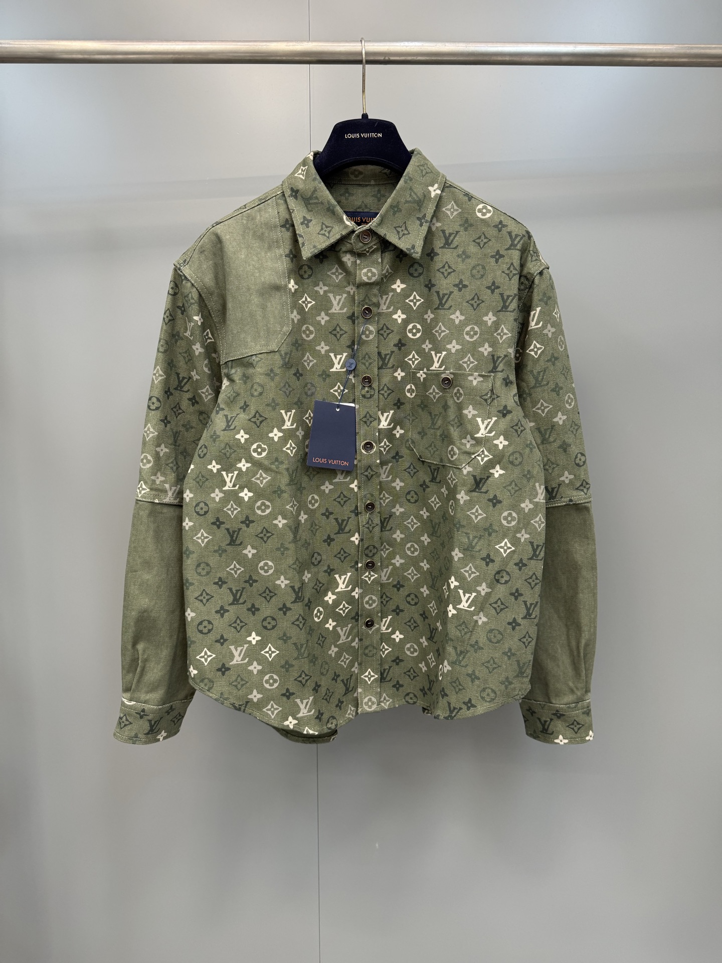 NO:887995,The high version of Lujia 25 autumn and winter green camouflage shirt jacket was purchased and developed at the first time. The fabric is custom-woven and dyed with 50 count plain weave double-ply pique cotton. It is made of compact siro-spun cotton yarn and has a crisp feel. Scan the pattern of the clothing cut piece to position the cut piece and print the digital direct injection process. The front panel uses original flower splicing to position the pattern on the collar and cuffs. Ready-made sand washing process. Customized leather label back collar!  ,Louis Vuitton-clothing,louis vuitton,louis vuitton,louis vuitton,jackets & coats,shirts,19860909驴家高版本25秋冬绿迷彩衬衫外套 第一时间原版购入开发,面料定织定染50支平纹双股珠地帆棉布材质 紧密赛络纺棉纱线 手感挺括 扫描衣服裁片花型匹布定位裁片印花数码直喷工艺 前幅采用原花拼接领子袖口定位花型 成衣炒砂洗水工艺 定制皮标后领 ！,路易威登-服装,louis vuitton,louis vuitton,louis vuitton,jackets & coats,shirts,,Women's clothing