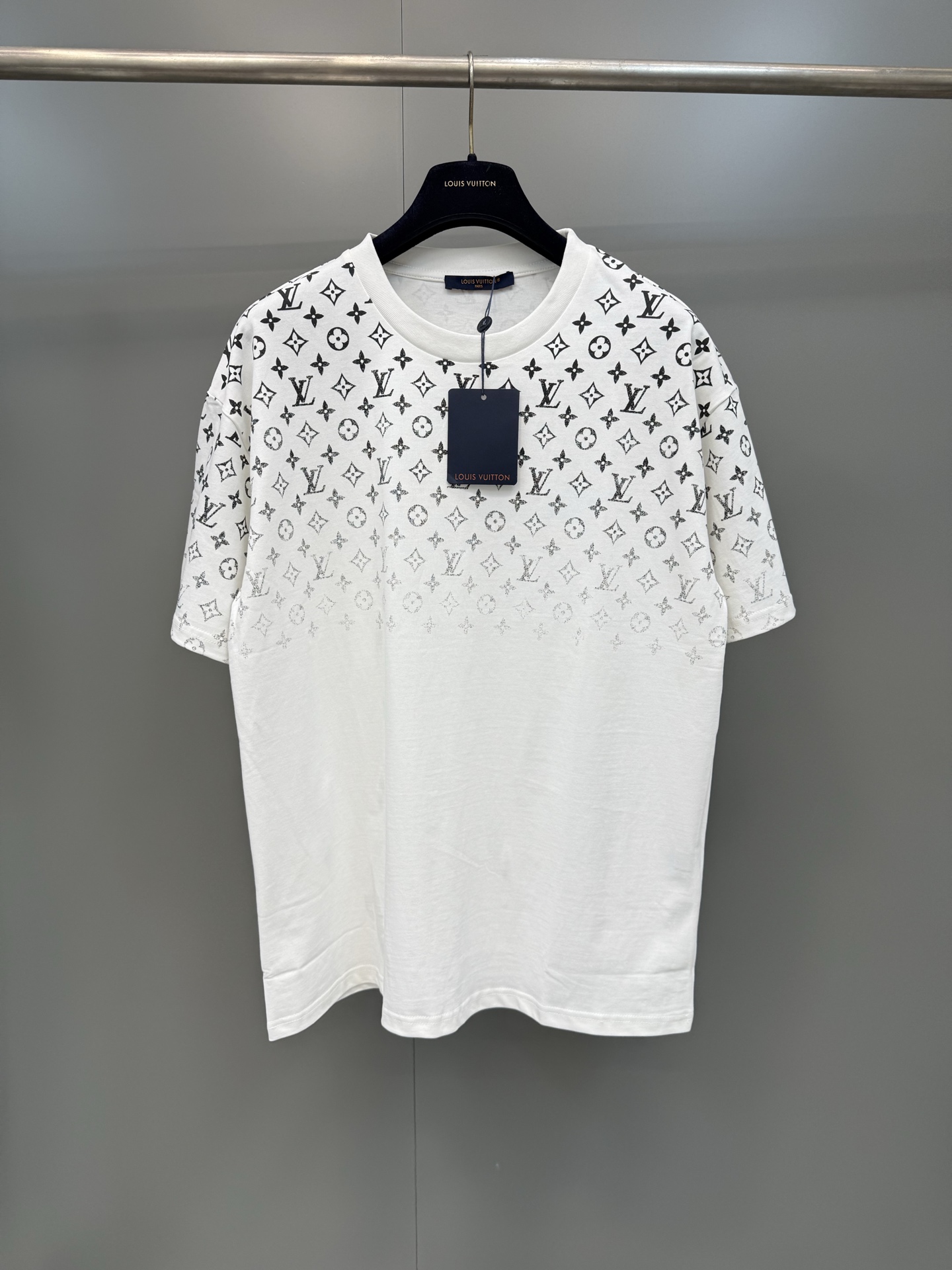 NO:822190,Full code returned to Lvjia 26ss all-over printed gradient white short-sleeved T, national special 7800 purchase ZP operation, the printing part first adopts the old permeation process, and then uses the imported environmentally friendly glue screen printing composite to create, the gradient effect has been modified and restored many times, and the details are perfect. Customized ultra-glossy surface hanging hardware, restoration degree 99, different from all wrong versions on the market. Louis Vuitton-clothing, louis vuitton, louis vuitton, louis  vuitton,T-shirt,19860909全码回货驴家26ss满印渐变白色短袖T,国专7800购入ZP操作,印花部分先采用的做旧渗透工艺,再采用进口环保胶浆丝网印花复合打造,渐变效果多次修改调色还原,细节完美.订制超光面挂度五金,还原度99,区别市面所有错误版本.,路易威登-服装,louis vuitton,louis vuitton,louis vuitton,T-shirt,,Women's clothing