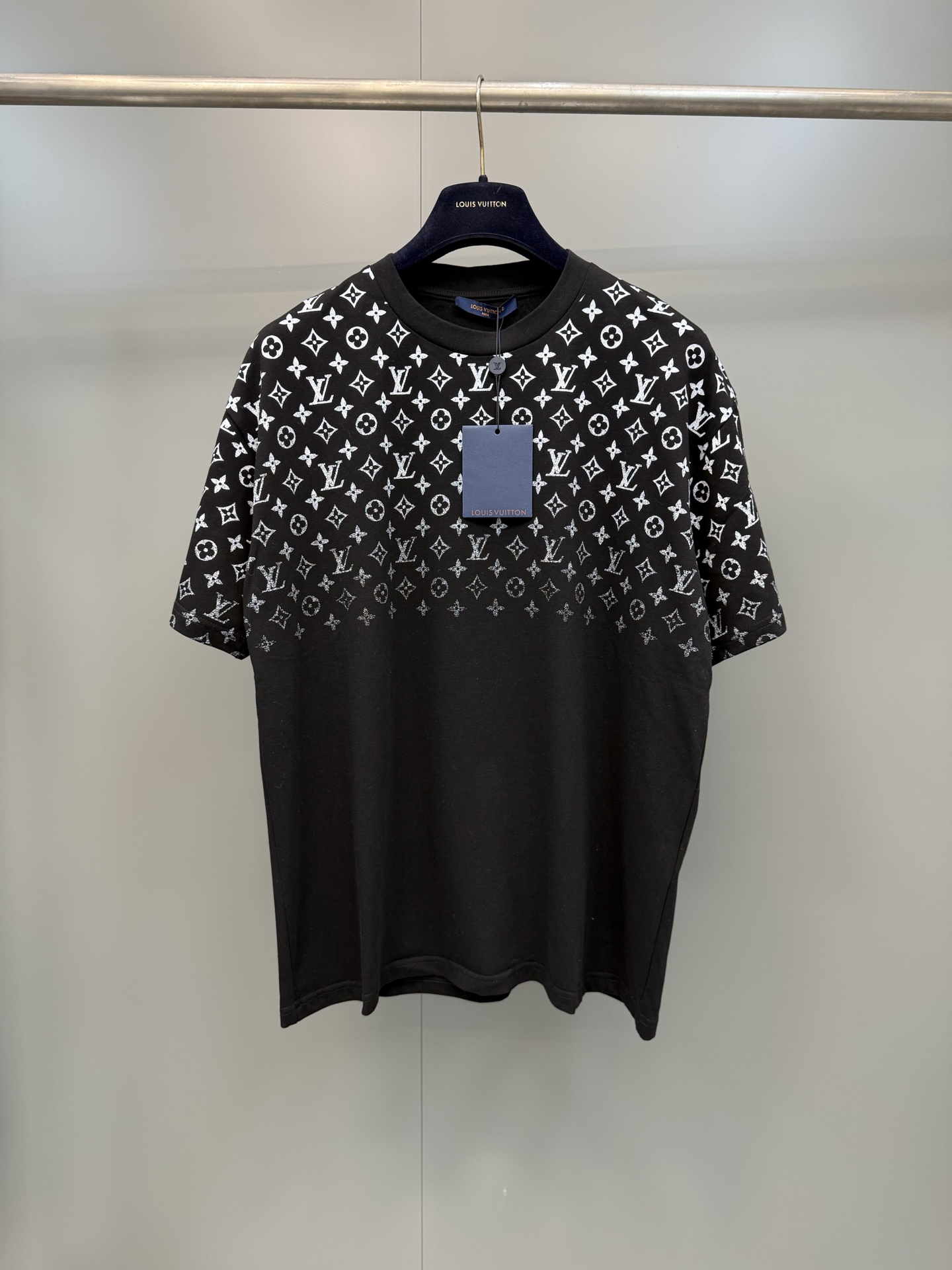 NO:822183,Full code returned to Lvjia 26ss all-over gradient black short-sleeves, national special 7800 purchase ZP operation, the printing part first adopts the old permeation process, and then uses the imported environmentally friendly glue screen printing composite to create, the gradient effect has been modified and restored many times, the details are perfect. Customized ultra-glossy hanging hardware, restoration degree 99, distinguishes all wrong versions on the market. High version, Louis Vuitton-clothing, louis vuitton, louis vuitton, louis  vuitton,T-shirt,19860909全码回货驴家26ss满印渐变黑色短袖,国专7800购入ZP操作,印花部分先采用的做旧渗透工艺,再采用进口环保胶浆丝网印花复合打造,渐变效果多次修改调色还原,细节完美.订制超光面挂度五金,还原度99,区别市面所有错误版本.高版本,路易威登-服装,louis vuitton,louis vuitton,louis vuitton,T-shirt,,Women's clothing