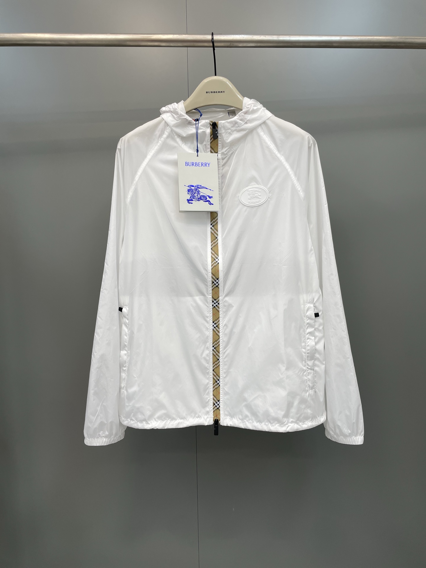 NO:820536,Burberry BBR26ss new nylon hooded jacket, integrated with Burberry plaid ribbons and B-shaped zipper pullers. It is lightweight and presents a casual fit. The decorative knight seal appliqué is derived from the archive pattern of the brand's bags in the 1980s., Burberry - Clothing, burberry, burberry, jackets & coats, hats,19860909巴宝莉BBR26ss新款尼龙连帽外套,融入 Burberry 格纹饰带和 B 字型拉链头.质地轻盈,呈现休闲版型.装饰骑士印章贴花,源自 1980 年代品牌包款的典藏图案.,博柏利-服装,burberry,burberry,jackets & coats,hats,,Women's clothing