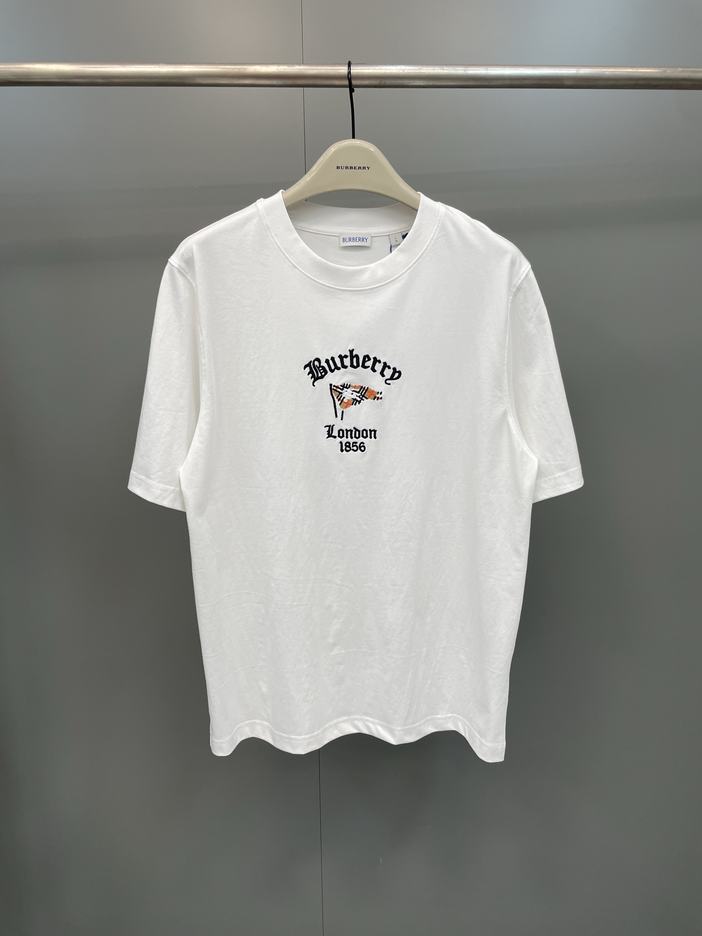 NO:820518,BBR26ss new round-neck T-shirt, made of lightweight plain cotton fabric, presents a classic fit. It incorporates new season artistic graphic embroidery, vivid depiction of the brand logo, and Burberry checkered flag decorated with contrasting Equestrian Knight logo (EKD)., Burberry - Clothing, burberry,19860909BBR26ss新款圆领 T 恤衫,选用轻盈平织棉面料打造,呈现经典版型.融入新季艺术图案刺绣,生动描绘品牌徽标,以及饰有对比感马术骑士徽标（EKD）的 Burberry 格纹旗帜.,博柏利-服装,burberry,,Women's clothing