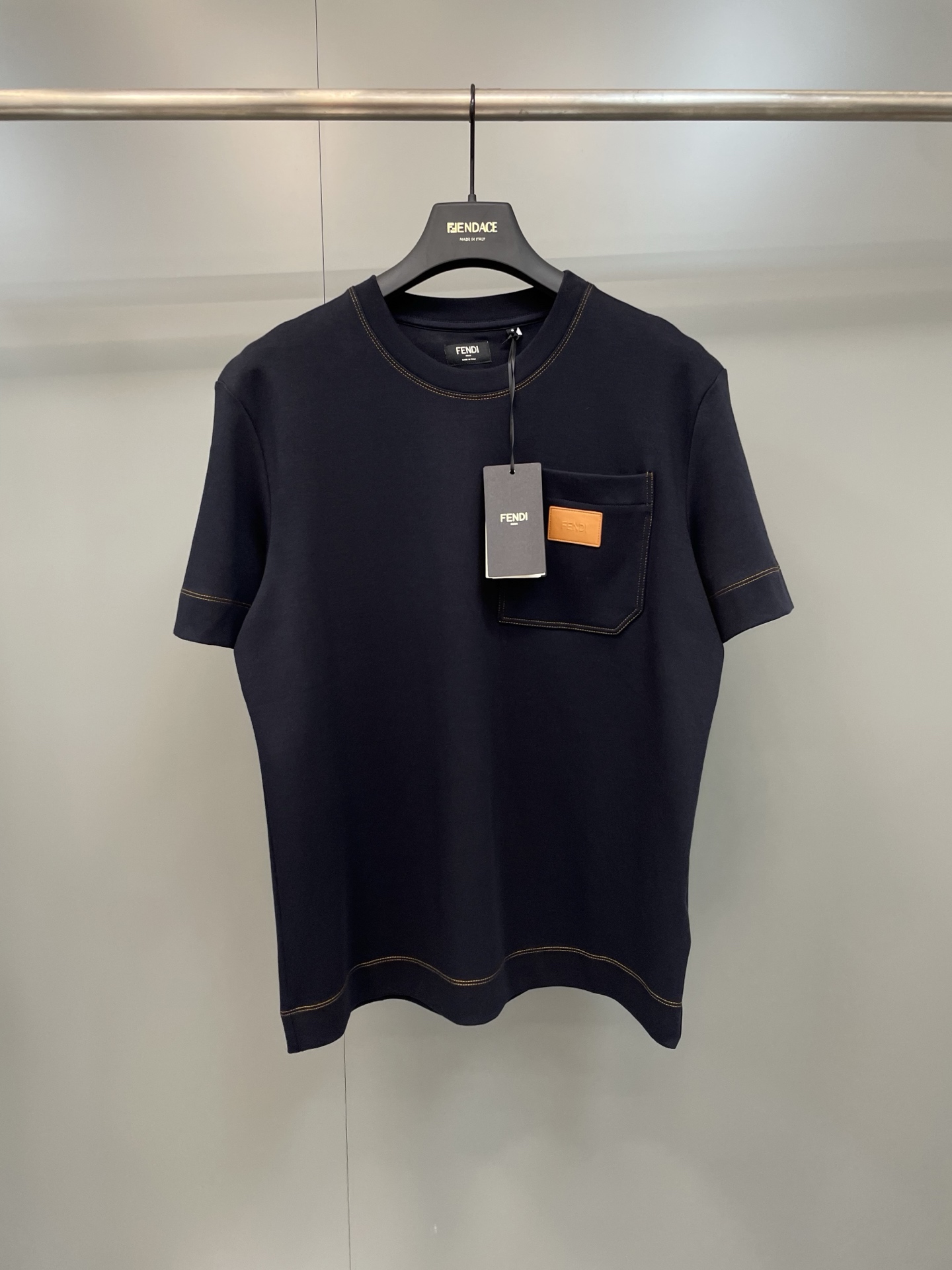 NO:822258,FD26ss new standard fit short-sleeved round neck T-shirt. Made of dark blue cotton. Customized left chest pocket, decorated with leather FENDI patch, wood pulp fiber stitching pattern on the back of the collar. Decorated with contrasting topstitching., Fendi-clothing, fendi, fendi, T-shirt, tees, t-shirt,19860909FD26ss新款标准版型短袖圆领T恤.深蓝色纯棉材质.定制左侧胸袋,饰有皮革FENDI贴片,衣领背面饰有木浆纤维缝线图案.饰有撞色明线.,芬迪-服装,fendi,fendi,T-shirt,tees，t-shirt,,Women's clothing
