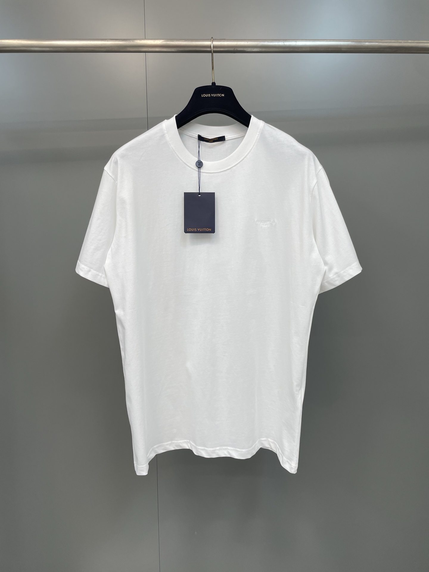 NO:820504,Lujia 26ss spring and summer series new cotton embroidered round neck T-shirt short sleeves, same style for men and women, high version.,Louis Vuitton-clothing,louis vuitton,louis vuitton,louis vuitton,T-shirt,tees,t-shirt,19860909驴家 26ss春夏系列新款棉质刺绣圆领T恤短袖 男女同款 高版本.,路易威登-服装,louis vuitton,louis vuitton,louis vuitton,T-shirt,tees，t-shirt,,Women's clothing