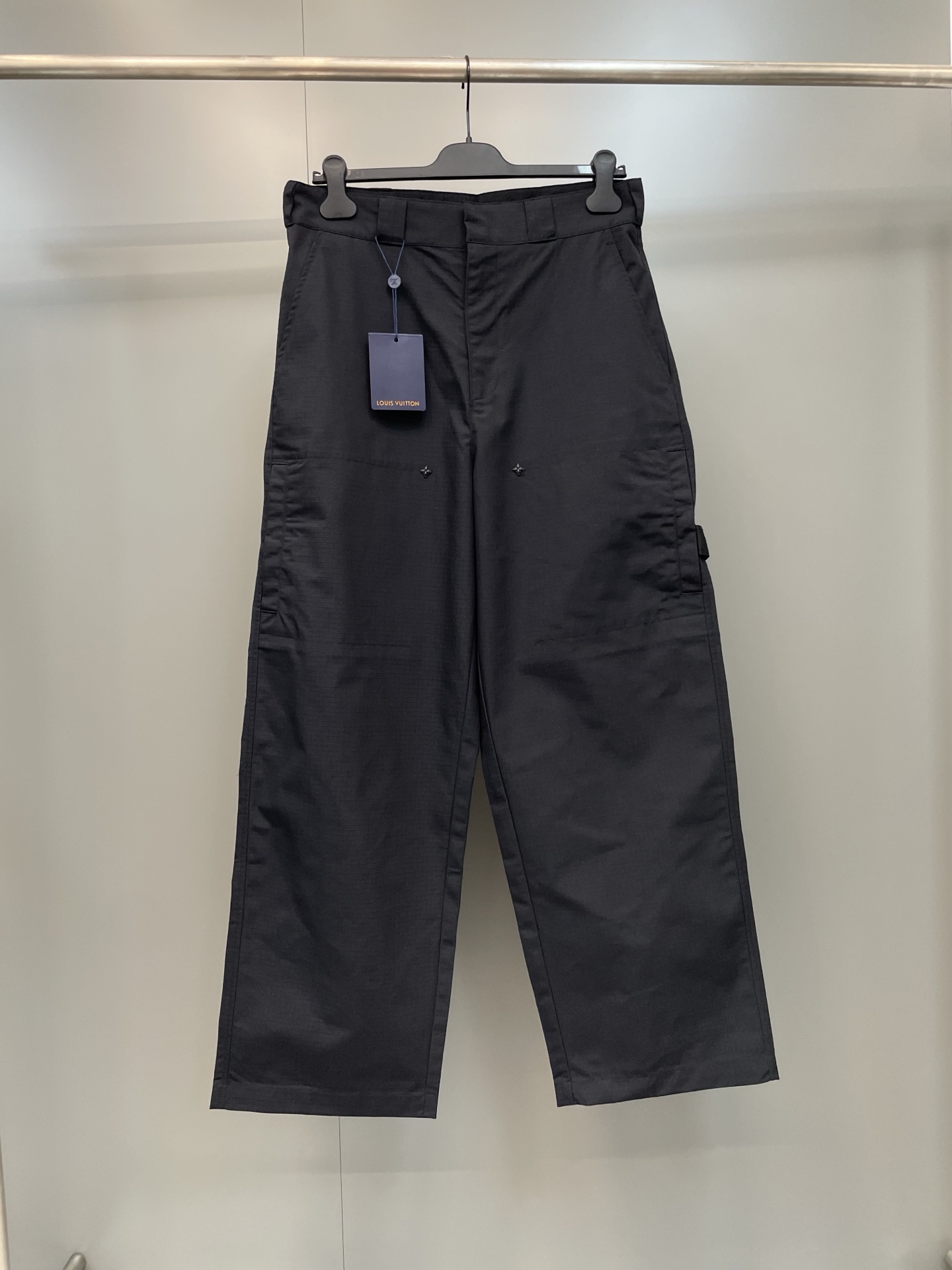 NO:820508,Lujia 26ss new spring and summer workwear cotton wide-leg trousers, embellished with Monogram floral nails on the knees, Monogram grosgrain hammer fixing rings on the back, jacquard logo belt, lined Italian pockets, and knee pockets with hidden snap buttons. Edited loose version, Louis Vuitton-clothing, louis vuitton, louis vuitton, louis vuitton,19860909驴家 26ss春夏新款工装棉质阔腿长裤,膝上点缀Monogram花卉钉,后侧Monogram罗缎锤子固定环,提花标识腰带,内衬意式口袋,膝上口袋配有隐藏式按扣.编辑宽松版,路易威登-服装,louis vuitton,louis vuitton,louis vuitton,,Women's clothing