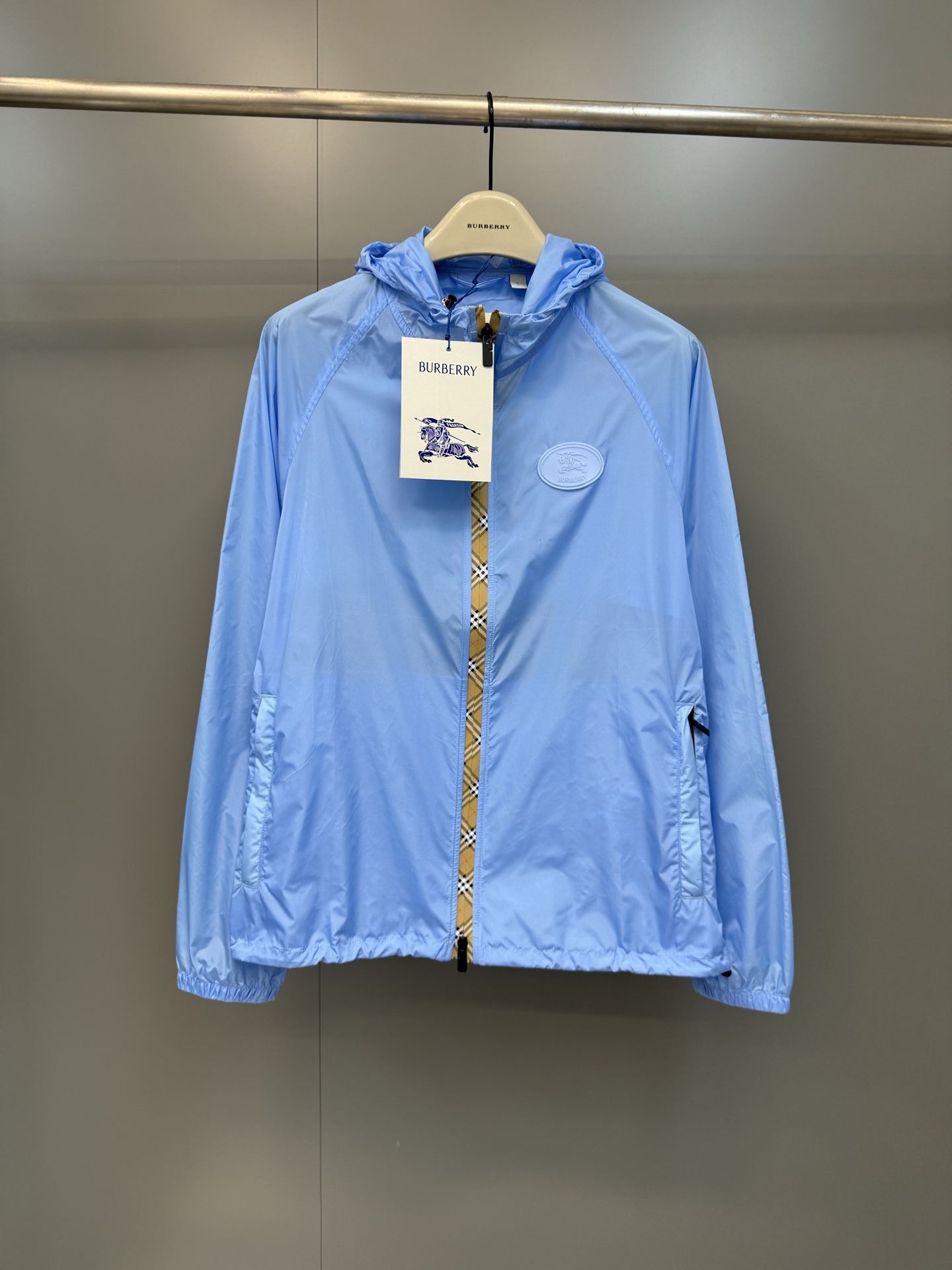 NO:820530,Burberry's 26ss new nylon hooded jacket incorporates Burberry plaid ribbons and B-shaped zipper pullers. It is lightweight and presents a casual fit. It is decorated with a knight's seal appliqué, derived from the archive pattern of the brand's bags in the 1980s., Burberry - Clothing, burberry, burberry, jackets & coats, hats,19860909巴宝莉26ss新款尼龙连帽外套,融入 Burberry 格纹饰带和 B 字型拉链头.质地轻盈,呈现休闲版型.装饰骑士印章贴花,源自 1980 年代品牌包款的典藏图案.,博柏利-服装,burberry,burberry,jackets & coats,hats,,Women's clothing