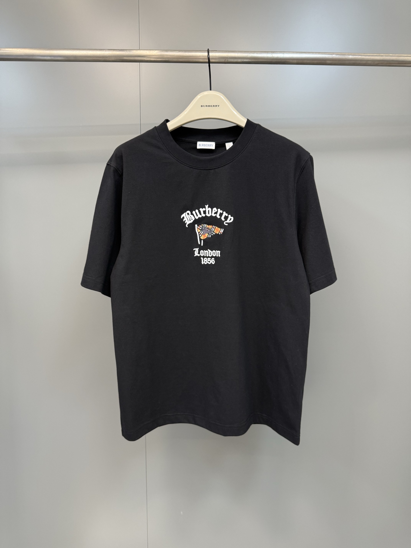 NO:820513,BBR26ss new round-neck T-shirt, made of lightweight plain cotton fabric, presents a classic fit. It incorporates new season artistic graphic embroidery, vivid depiction of the brand logo, and Burberry checkered flag decorated with contrasting Equestrian Knight logo (EKD)., Burberry - Clothing, burberry,19860909BBR26ss新款圆领 T 恤衫,选用轻盈平织棉面料打造,呈现经典版型.融入新季艺术图案刺绣,生动描绘品牌徽标,以及饰有对比感马术骑士徽标（EKD）的 Burberry 格纹旗帜.,博柏利-服装,burberry,,Women's clothing