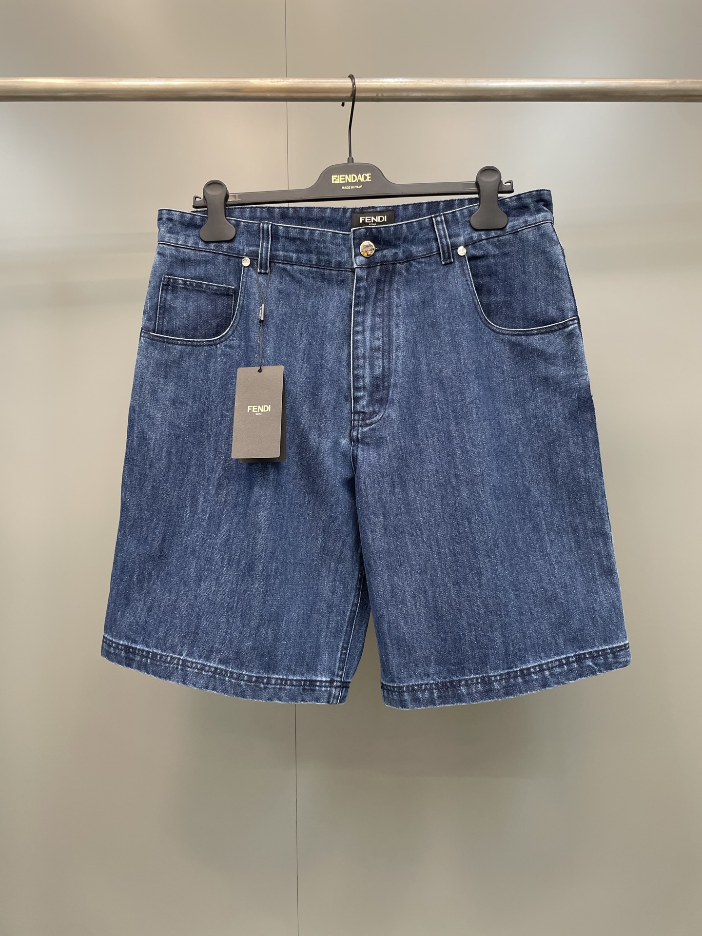 NO:886405,FD26 new five-pocket Bermuda shorts, loose fit, equipped with belt loops and back patch pockets. Invisible zipper and I-buckle closure. Made of denim blue fabric. Decorated with FF print on the inside, silver-finish metal rivets. Blue leather patch, FF Selleria detail on the back, Fendi - Clothing, fendi, shorts,19860909FD26新款五口袋百慕大短裤,宽松版型,配有腰带环和背面贴袋.隐形拉链和工字扣开合.牛仔蓝布料材质.内侧饰有FF印花,银色饰面金属铆钉.蓝色皮革贴片,背面饰有FF Selleria细节,芬迪-服装,fendi,shorts,,Women's clothing
