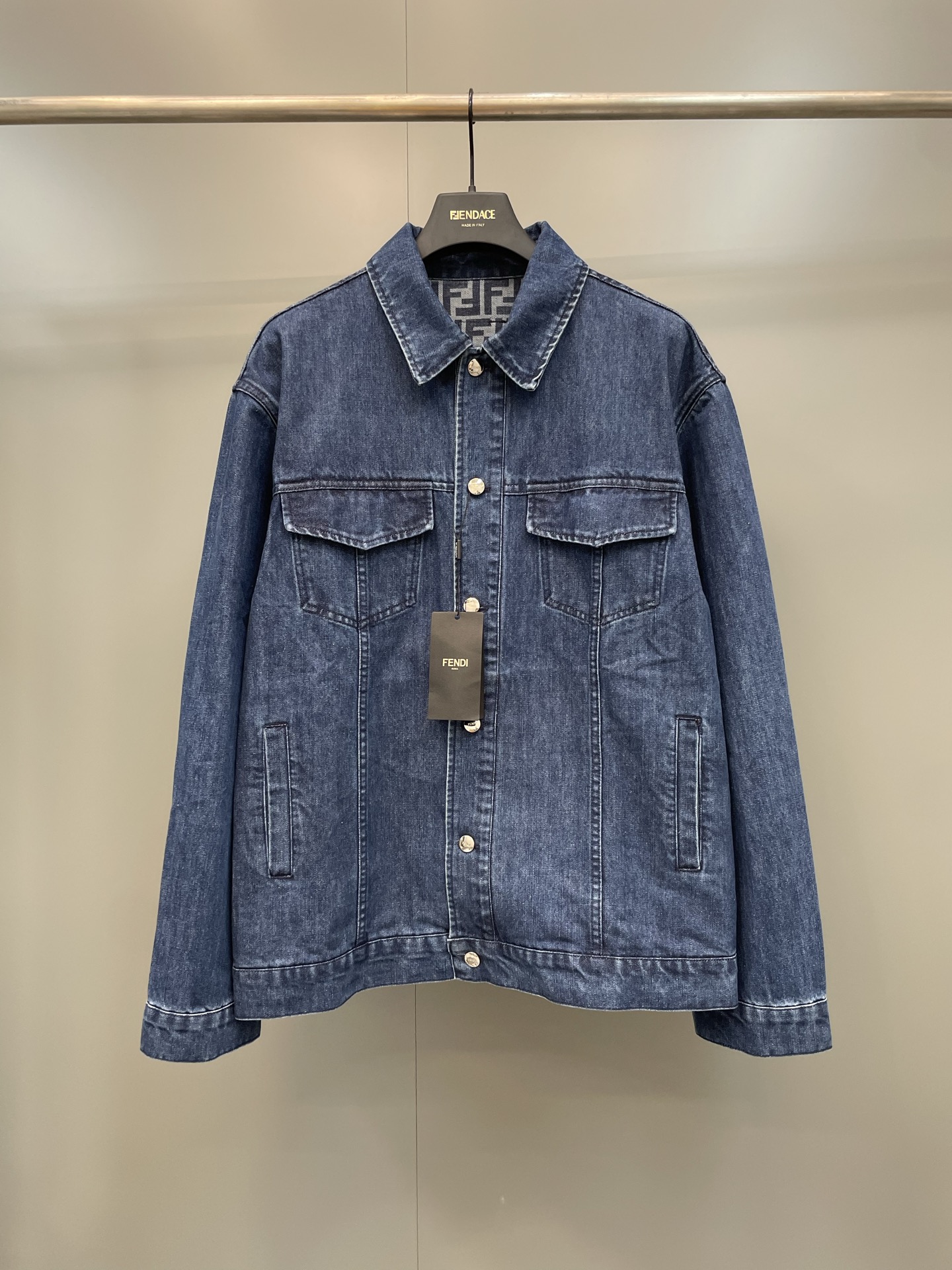 NO:886415,FD26ss new oversized jacket with chest flap pockets. Logo stud button fastening. Made of blue denim. Matching FF graphic print on the interior. Blue leather patch and FF Selleria detail on the back of the collar. Silver finish hardware, Fendi - Clothing, fendi, jackets & coats,19860909FD26ss新款超大号夹克,胸部有翻盖口袋.标志钉饰纽扣开合.蓝色牛仔布材质.内部饰有相搭的FF图案印花.衣领背面饰有蓝色皮革贴片和FF Selleria细节.银色饰面金属件,芬迪-服装,fendi,jackets & coats,,Women's clothing
