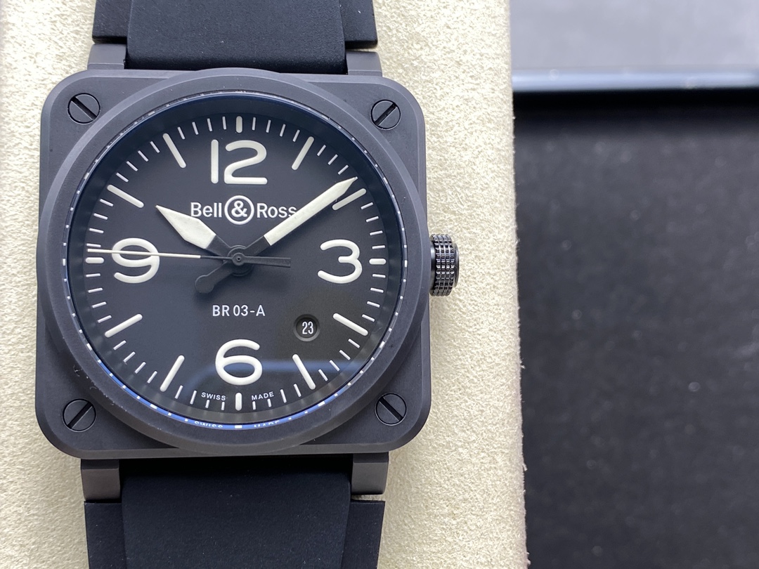 NO:553271,The new model BR03 BELL&ROSS will represent the top technology and craftsmanship in the watchmaking industry. Whether it is the expensive dial or the exquisite zirconia ceramic craftsmanship, it is difficult to surpass and follow! After disassembling the finished product, it will completely subvert your understanding of BR, and you will sigh, 'It turns out that the internal structural principle of this watch is so precise and so promising'! It is only one SW movement with an etched BELLROSS mark on the rotor. Only by dissecting the master and strictly respecting its exact data structure can we produce the same product. On the contrary, even the products that come out are scraps. When it comes out, it will be built with the latest upgraded version of Seagull 2892 movement (the industry's recognized quality and durability are the same as ETA 2892)! It even has SW options for you! The luminous dial is covered with the expensive Swiss X1 level Super-LumiNova coating. The hour markers and luminous effect of the ceiling-level Super-LumiNova luminous coating are long-lasting and bright. The mirror is anti-reflective coating sapphire crystal. The case is 41x thick and 10.06mm. Matte black ceramic. Water-resistant. The strap is black fluorine rubber and the same super canvas woven strap as the original is given for free. It also comes with a tool that is the same as the original for replacing the strap and buckle →,,stuart weitzman19860909BR03 柏萊士BELL&ROSS 新款 将代表着制表行业最顶尖的技术和工艺水准, 无论是造价昂贵的字面 还是精湛绝伦的氧化锆陶瓷工艺,都令人难以超越和跟随！ 它 将成品拆开分解后；将彻底颠覆您对BR的认知,从而感叹“原来此表的内部结构原理是如此的精密且如此的大有乾坤”！ 它 离正品的距离仅差一枚摆陀上有蚀BELLROSS 唛头的SW机芯. 它 是唯剖解母版严苛尊重其完全相同数据结构才能生出达到相同的产品,反之即使岀来的产品也是残枝败叶. 它 岀现时；将内置海鸥2892最新升级版的机芯（业界公认品质和耐用性能己和ETA 2892无异）！ 它 甚至还有SW可以任您选配！ 它 表盘夜光覆以昂贵瑞士X1级别的Super-LumiNova涂层.天花板級別的Super-LumiNova夜光涂层的时标及夜光效果持久且明亮 錶鏡防反光塗層藍寶石水晶. 錶殼寬41x厚10.06毫米.霧面黑色陶瓷.防水米. 錶帶黑色氟橡膠另外免费馈赠原版一样的超级帆布织造表带.另附送原版相同的拆换表带和扣子的工具一支→,,stuart weitzman,Watch