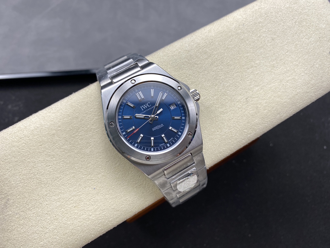 GH·FACTORY 🌐IWC万国工程师自动腕表40快拆版全面升级,致力打造市场最高版本工程师,突破多层技术瓶颈,力求完美!
1⃣️升级正品同款快拆表带装置,表带中间链节分别做了磨砂精钢带和中珠亮光两种,同步原版细节。
2⃣️解决了厚度问题,采用原装进口9015改32111全自动机械机芯内置防磁软铁装置,保护腕表不受磁力干扰,40mm表径,厚度10.8mm,45.7mm表耳纵向间距与正品一致。
3⃣️表盘格纹设计也做了全方面提升,由冲压制作后再做镀锌处理,绿盘(蓝绿色)表盘在不同光线下可呈现不同颜色!
4⃣️每款底盖配备独立编码,一表一码!🌐