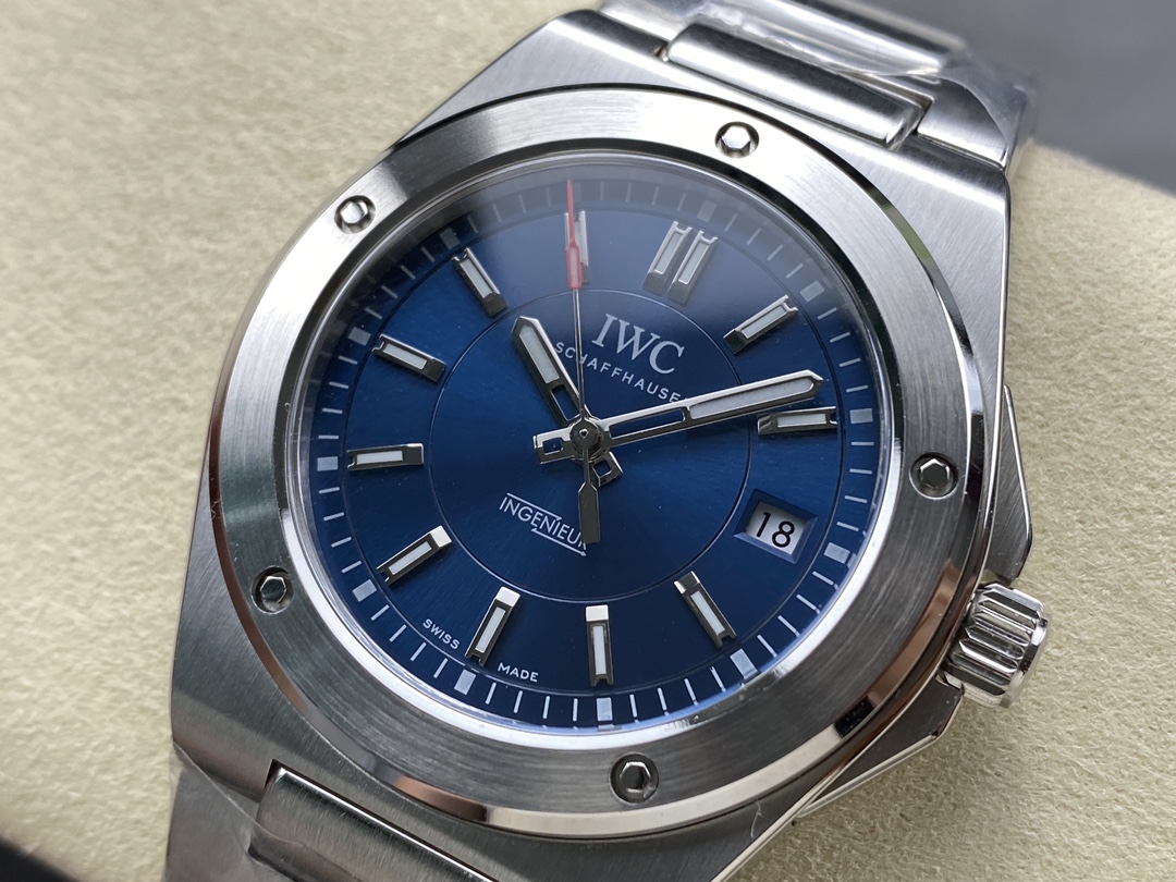 GH·FACTORY 🌐IWC万国工程师自动腕表40快拆版全面升级,致力打造市场最高版本工程师,突破多层技术瓶颈,力求完美!
1⃣️升级正品同款快拆表带装置,表带中间链节分别做了磨砂精钢带和中珠亮光两种,同步原版细节。
2⃣️解决了厚度问题,采用原装进口9015改32111全自动机械机芯内置防磁软铁装置,保护腕表不受磁力干扰,40mm表径,厚度10.8mm,45.7mm表耳纵向间距与正品一致。
3⃣️表盘格纹设计也做了全方面提升,由冲压制作后再做镀锌处理,绿盘(蓝绿色)表盘在不同光线下可呈现不同颜色!
4⃣️每款底盖配备独立编码,一表一码!🌐