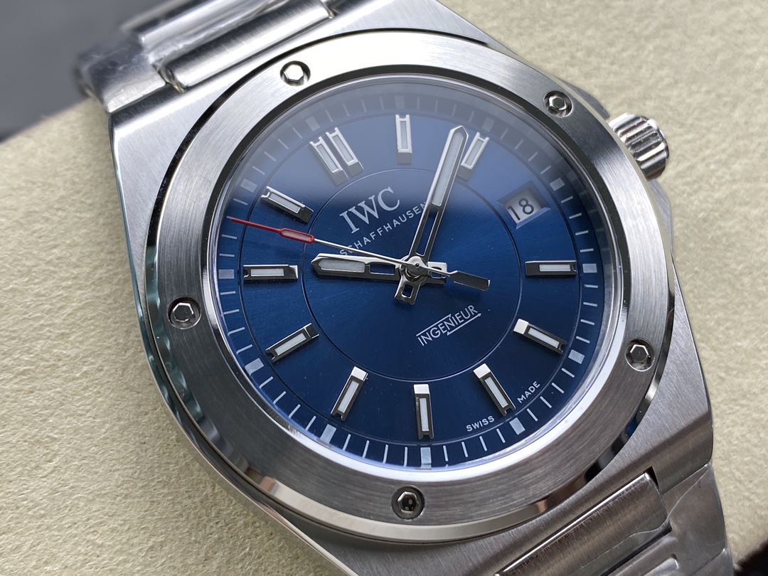 GH·FACTORY 🌐IWC万国工程师自动腕表40快拆版全面升级,致力打造市场最高版本工程师,突破多层技术瓶颈,力求完美!
1⃣️升级正品同款快拆表带装置,表带中间链节分别做了磨砂精钢带和中珠亮光两种,同步原版细节。
2⃣️解决了厚度问题,采用原装进口9015改32111全自动机械机芯内置防磁软铁装置,保护腕表不受磁力干扰,40mm表径,厚度10.8mm,45.7mm表耳纵向间距与正品一致。
3⃣️表盘格纹设计也做了全方面提升,由冲压制作后再做镀锌处理,绿盘(蓝绿色)表盘在不同光线下可呈现不同颜色!
4⃣️每款底盖配备独立编码,一表一码!🌐