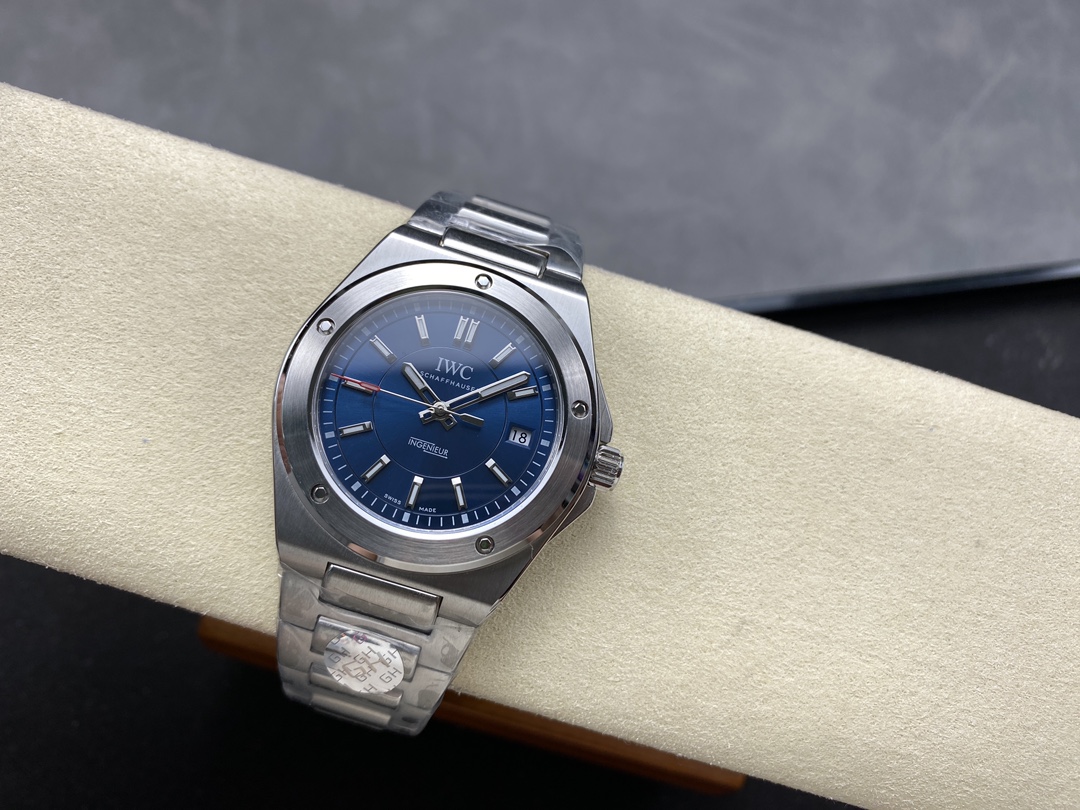GH·FACTORY 🌐IWC万国工程师自动腕表40快拆版全面升级,致力打造市场最高版本工程师,突破多层技术瓶颈,力求完美!
1⃣️升级正品同款快拆表带装置,表带中间链节分别做了磨砂精钢带和中珠亮光两种,同步原版细节。
2⃣️解决了厚度问题,采用原装进口9015改32111全自动机械机芯内置防磁软铁装置,保护腕表不受磁力干扰,40mm表径,厚度10.8mm,45.7mm表耳纵向间距与正品一致。
3⃣️表盘格纹设计也做了全方面提升,由冲压制作后再做镀锌处理,绿盘(蓝绿色)表盘在不同光线下可呈现不同颜色!
4⃣️每款底盖配备独立编码,一表一码!🌐