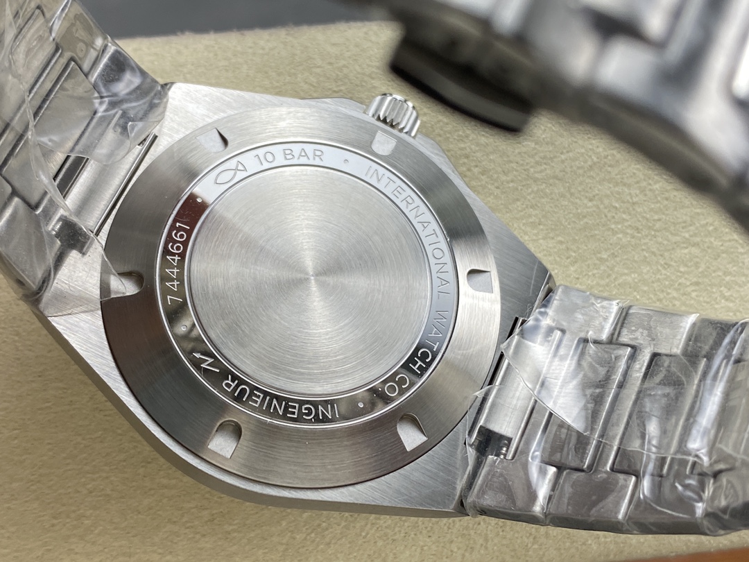 GH·FACTORY 🌐IWC万国工程师自动腕表40快拆版全面升级,致力打造市场最高版本工程师,突破多层技术瓶颈,力求完美!
1⃣️升级正品同款快拆表带装置,表带中间链节分别做了磨砂精钢带和中珠亮光两种,同步原版细节。
2⃣️解决了厚度问题,采用原装进口9015改32111全自动机械机芯内置防磁软铁装置,保护腕表不受磁力干扰,40mm表径,厚度10.8mm,45.7mm表耳纵向间距与正品一致。
3⃣️表盘格纹设计也做了全方面提升,由冲压制作后再做镀锌处理,绿盘(蓝绿色)表盘在不同光线下可呈现不同颜色!
4⃣️每款底盖配备独立编码,一表一码!🌐