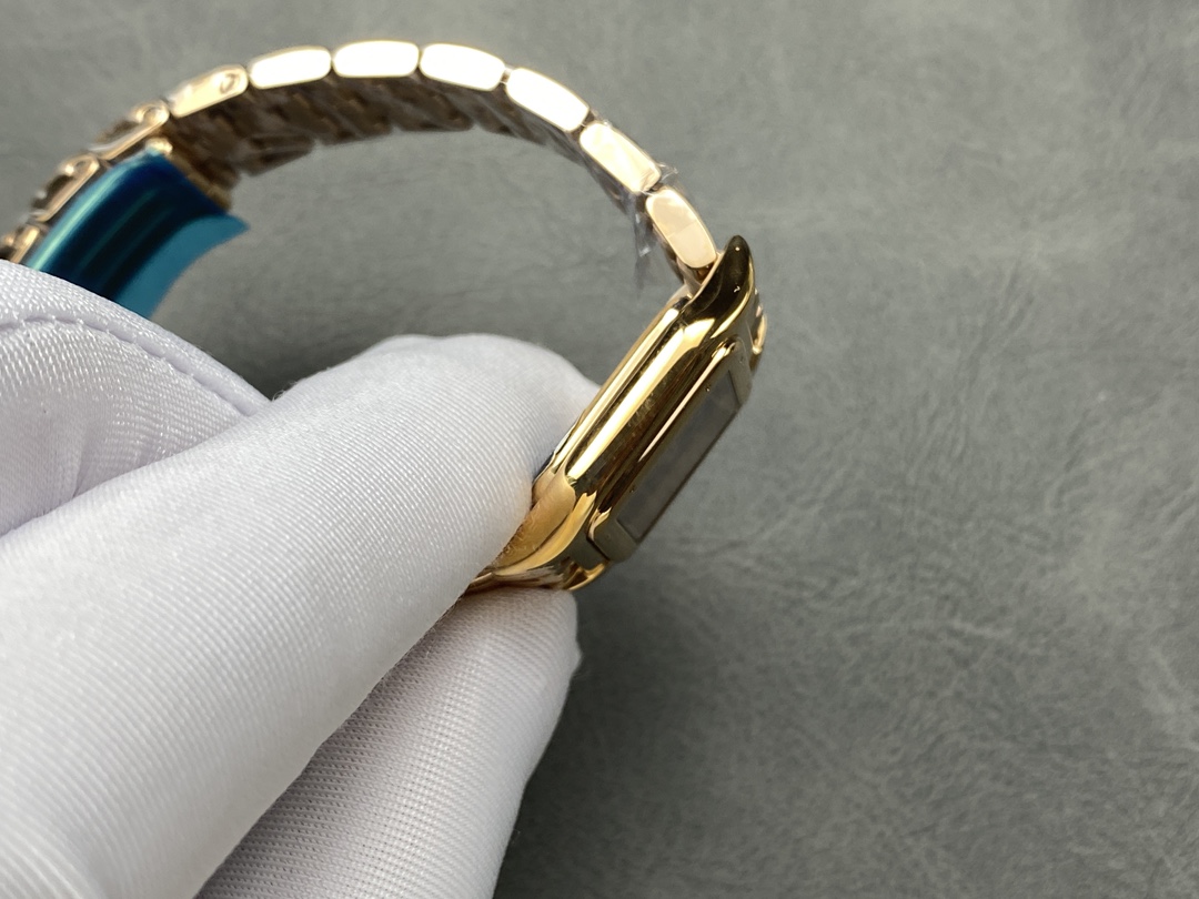 AF 卡地亚 猎豹系列腕表 图为22mm
【表壳】小号22*30mm,中号27*37mm
方形表壳线条柔美,精美流线表耳,与表壳一体成型,魅惑动人。是Panthère de Cartier猎豹所传达的美学风格。
【表盘】天然贝母表盘闪耀着灵动的光泽,表盘上分布着银色罗马数字时标,卡地亚标志性剑形蓝钢指针跃动与表盘之上。表冠镶嵌一颗合成蓝色尖晶石,华丽而不羁。
【表带】精钢表带打磨细腻,与表壳柔美的设计语言遥相呼应。柔软服帖于腕间,宛若在肌肤上翩翩起舞。独特的造型彰显成熟优雅、自信动人的女性形象。
AF厂以精湛技艺,原装开模,打造出与正品无异的卡地亚猎豹系列 Panthère de Cartier